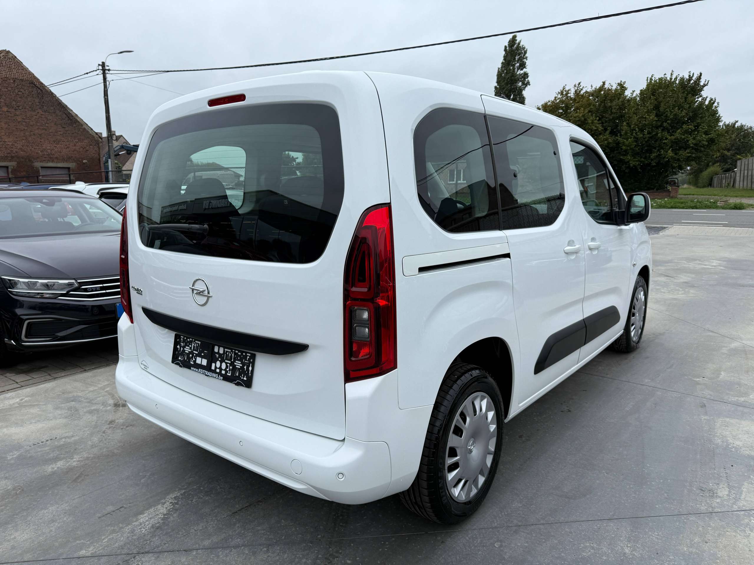 861be8ef-9afc-4498-927f-e8fb8f2aeffe5-opel-combo-life-1-2i-110pk-7-zitter-navigatie-carplay-pdc-dab-bluetooth-airco.jpg