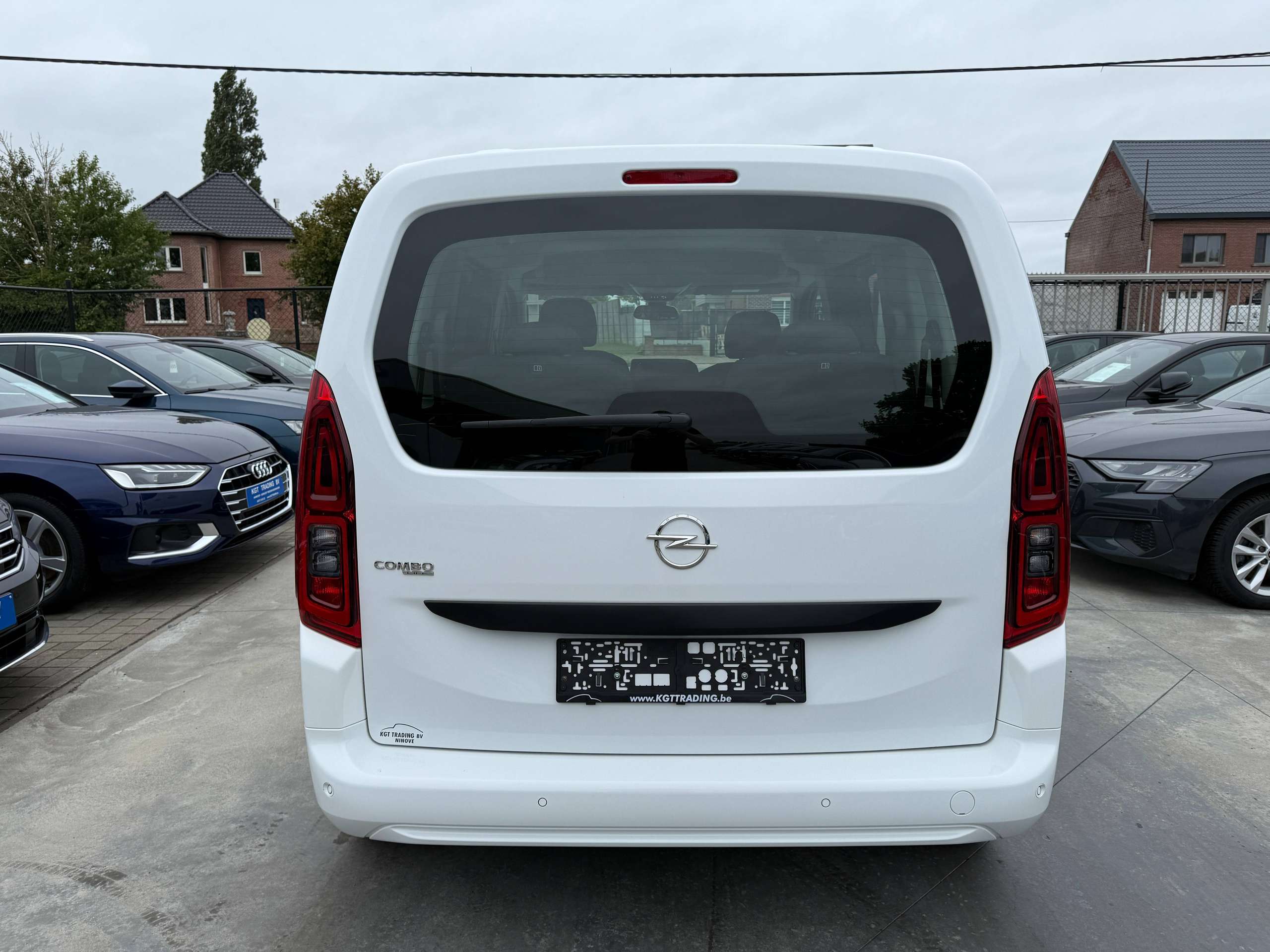 861be8ef-9afc-4498-927f-e8fb8f2aeffe6-opel-combo-life-1-2i-110pk-7-zitter-navigatie-carplay-pdc-dab-bluetooth-airco.jpg