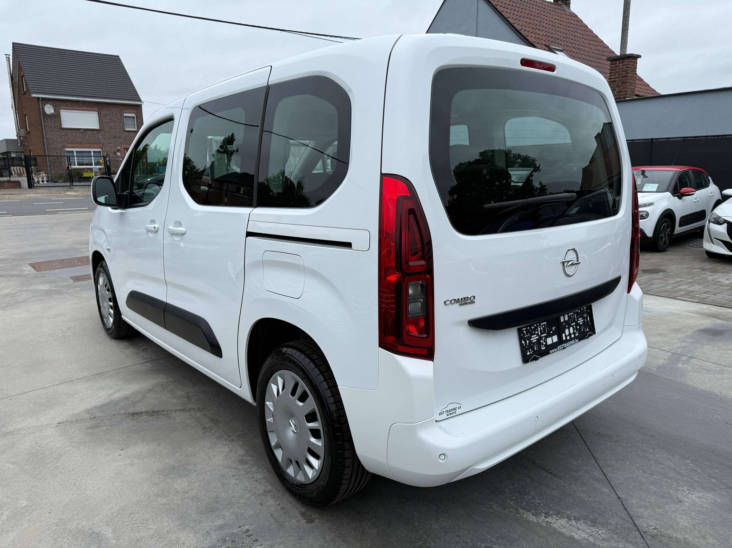 861be8ef-9afc-4498-927f-e8fb8f2aeffe7-opel-combo-life-1-2i-110pk-7-zitter-navigatie-carplay-pdc-dab-bluetooth-airco.jpg