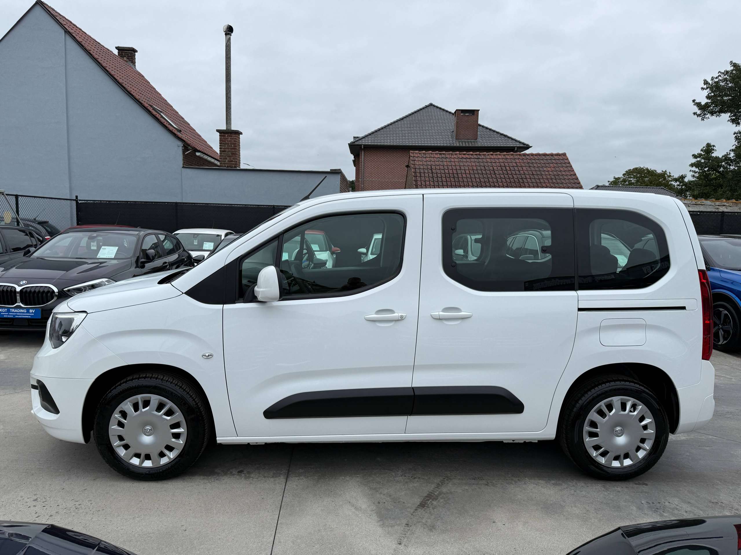 861be8ef-9afc-4498-927f-e8fb8f2aeffe8-opel-combo-life-1-2i-110pk-7-zitter-navigatie-carplay-pdc-dab-bluetooth-airco.jpg
