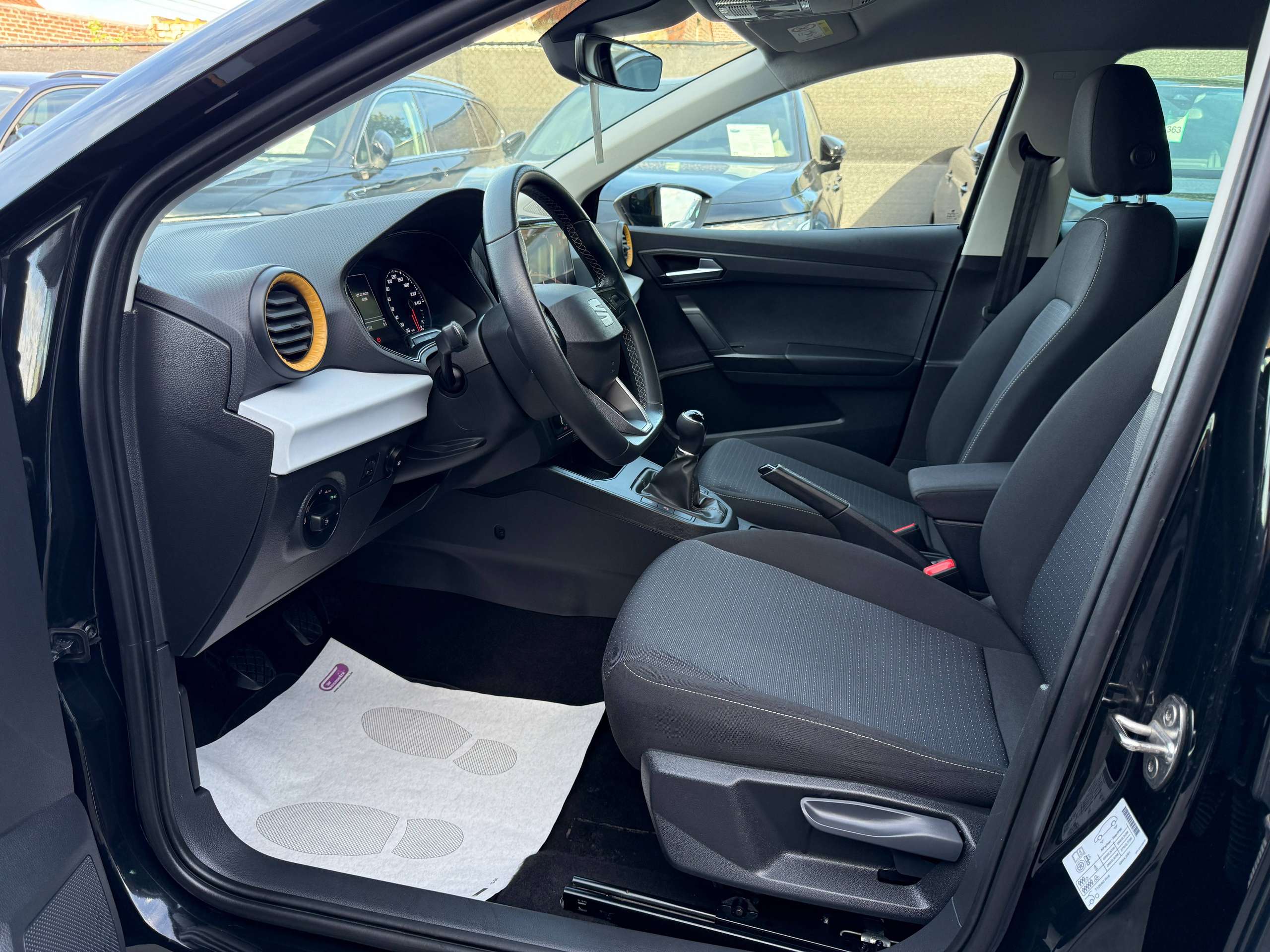 89ebc85c-8e80-4bd4-8a5c-31bfa5e0042d13-seat-ibiza-1-0i-80pk-5-deurs-navigatie-full-led-carplay-pdc-alu-bluetooth-airco.jpg