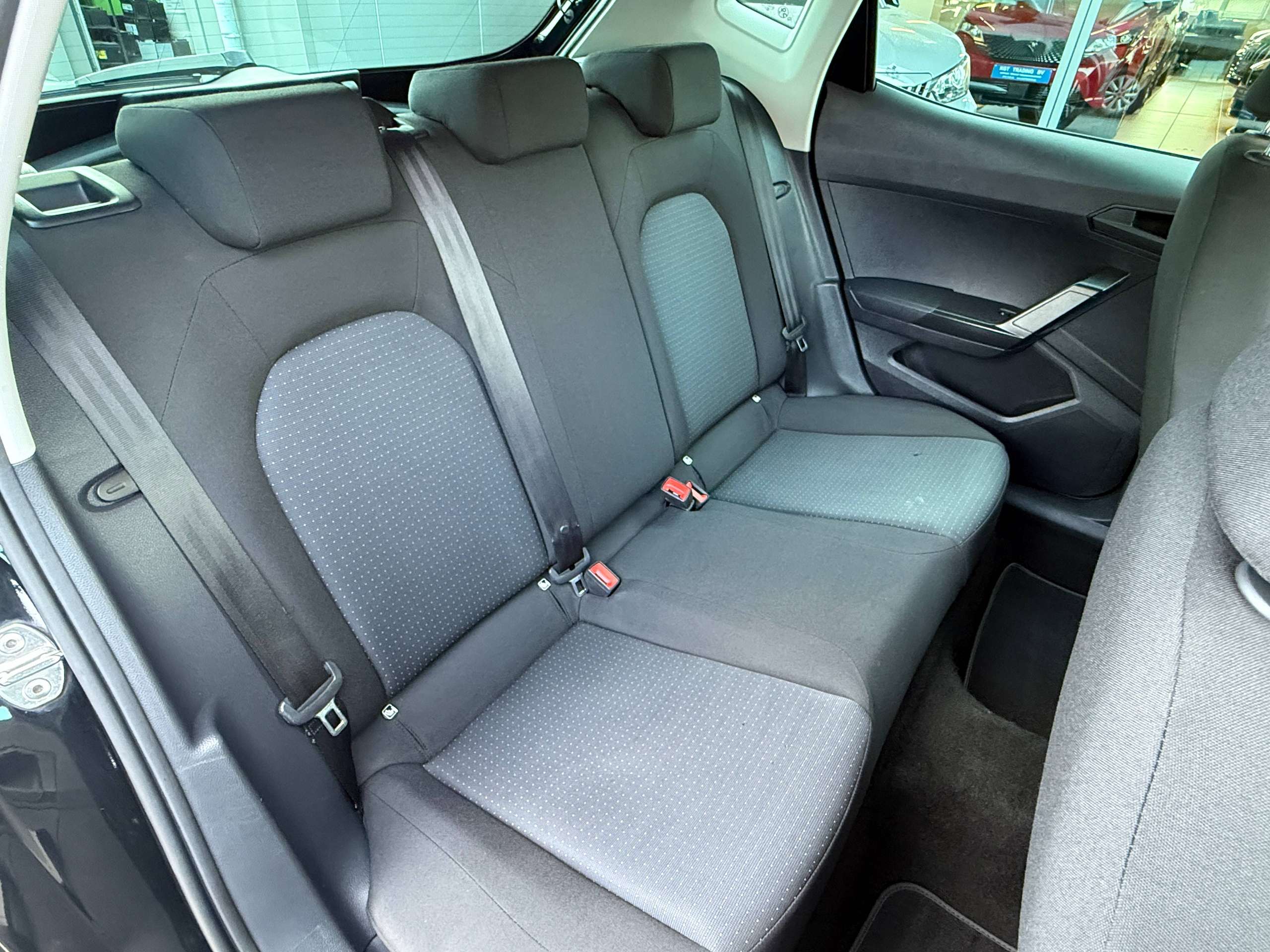89ebc85c-8e80-4bd4-8a5c-31bfa5e0042d32-seat-ibiza-1-0i-80pk-5-deurs-navigatie-full-led-carplay-pdc-alu-bluetooth-airco.jpg