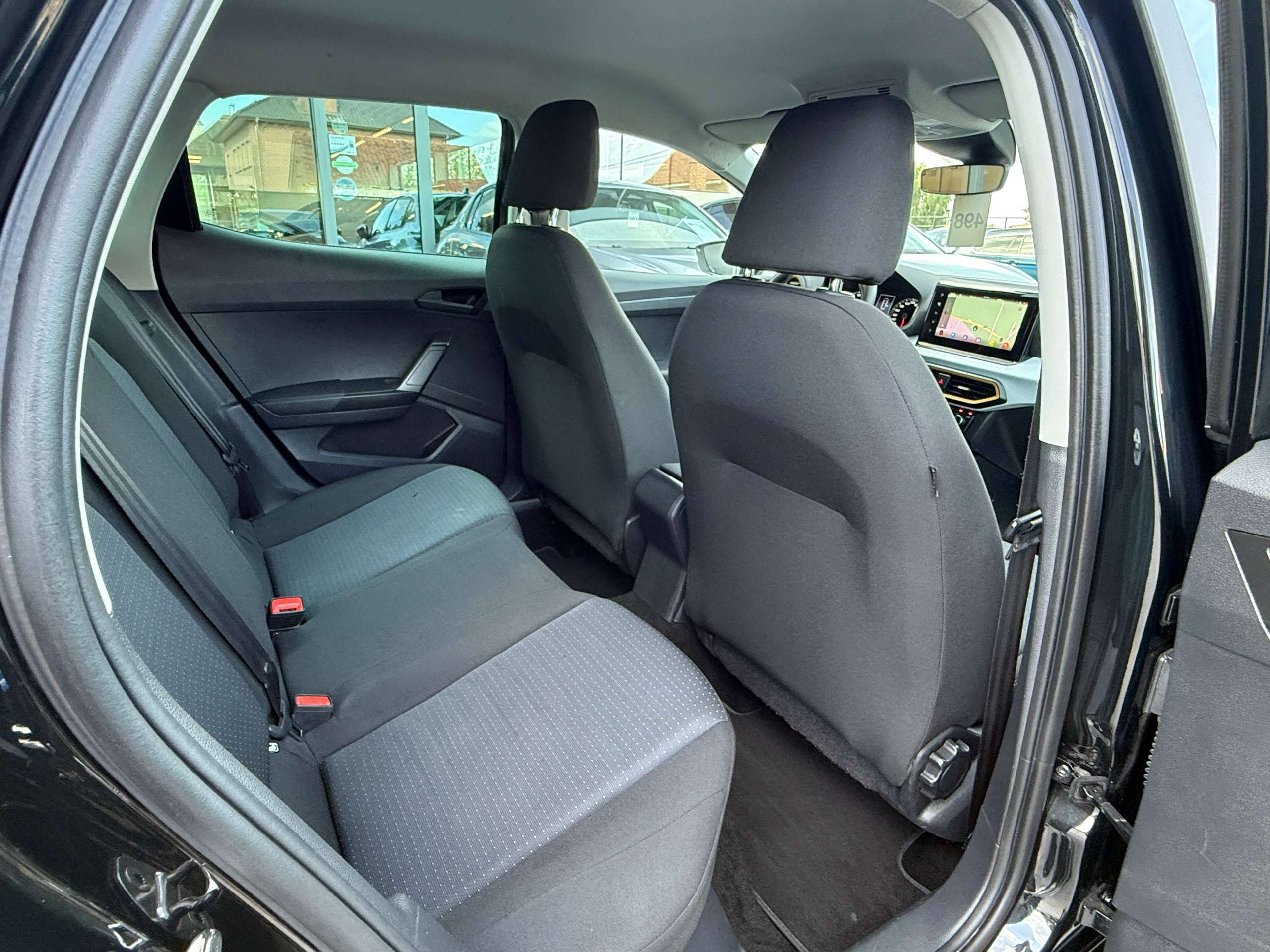 89ebc85c-8e80-4bd4-8a5c-31bfa5e0042d33-seat-ibiza-1-0i-80pk-5-deurs-navigatie-full-led-carplay-pdc-alu-bluetooth-airco.jpg