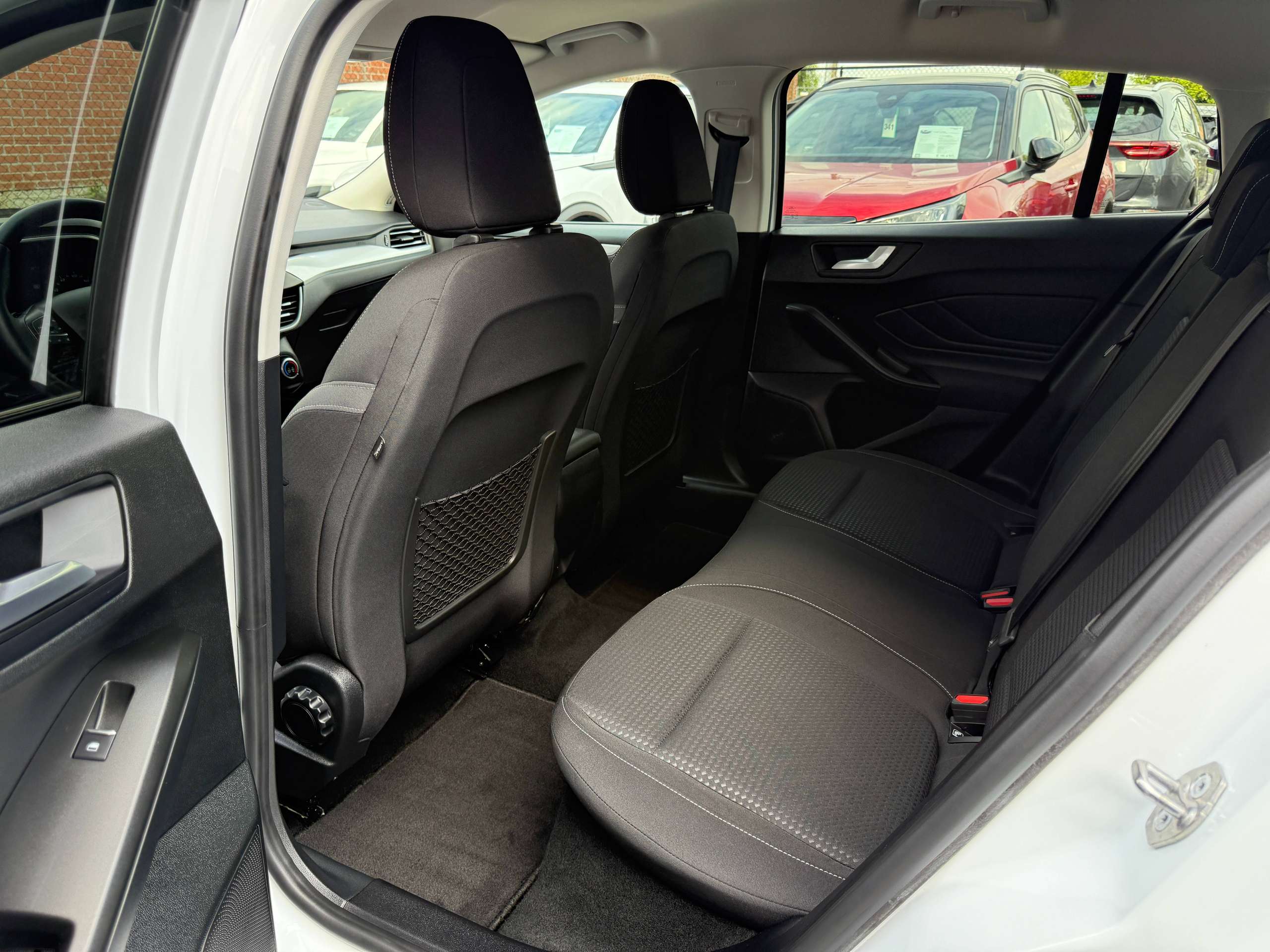 8ae359a4-1ab2-4196-8466-214e40781e4115-ford-focus-1-5-tdci-automaat-clipper-full-led-navigatie-camera-carplay-dab-trekhaak.jpg