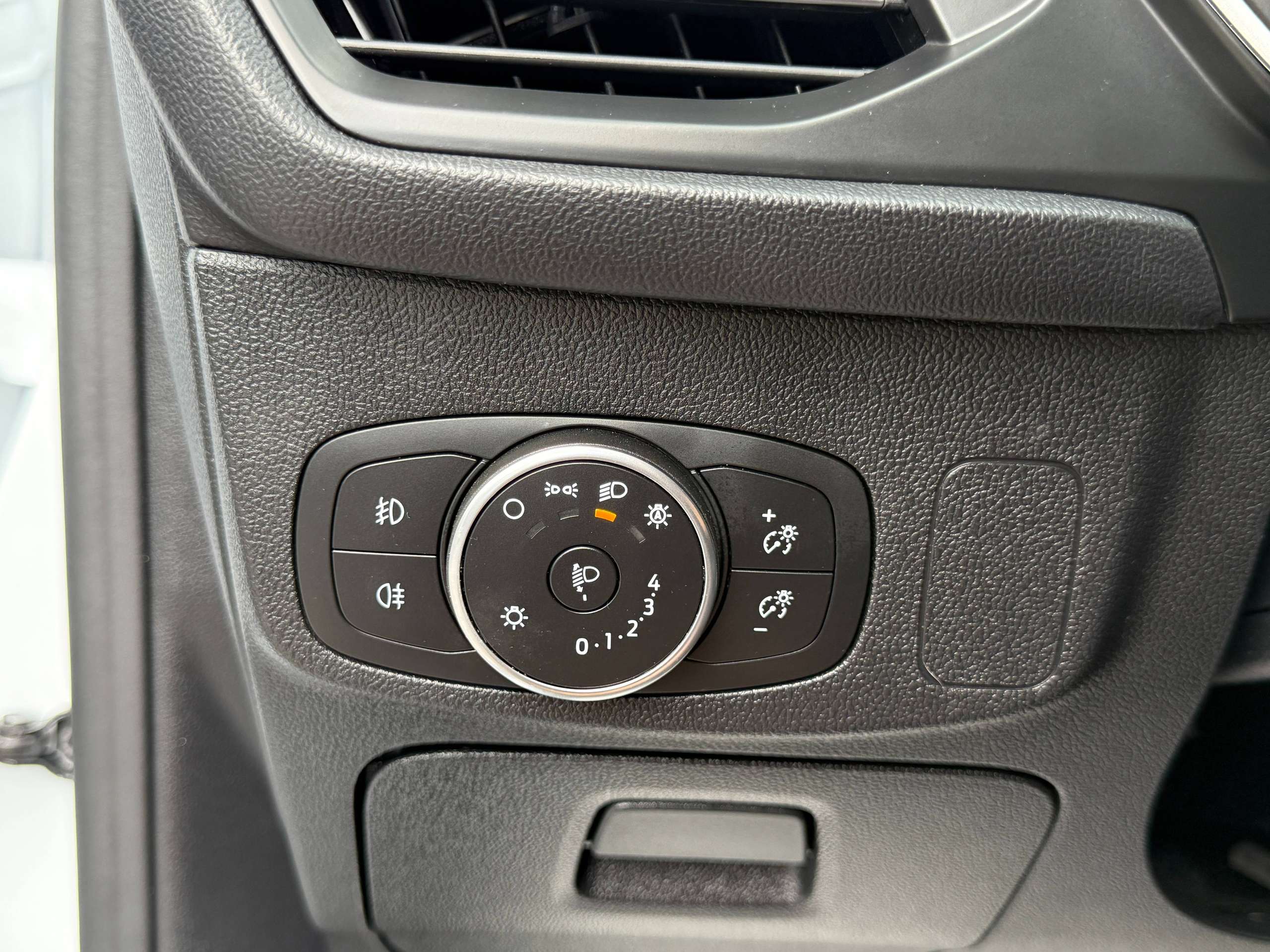 8ae359a4-1ab2-4196-8466-214e40781e4117-ford-focus-1-5-tdci-automaat-clipper-full-led-navigatie-camera-carplay-dab-trekhaak.jpg