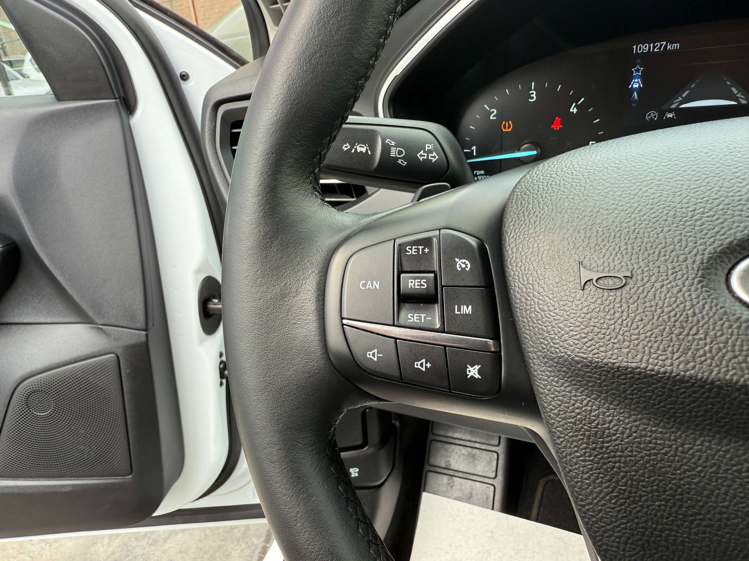 8ae359a4-1ab2-4196-8466-214e40781e4118-ford-focus-1-5-tdci-automaat-clipper-full-led-navigatie-camera-carplay-dab-trekhaak.jpg