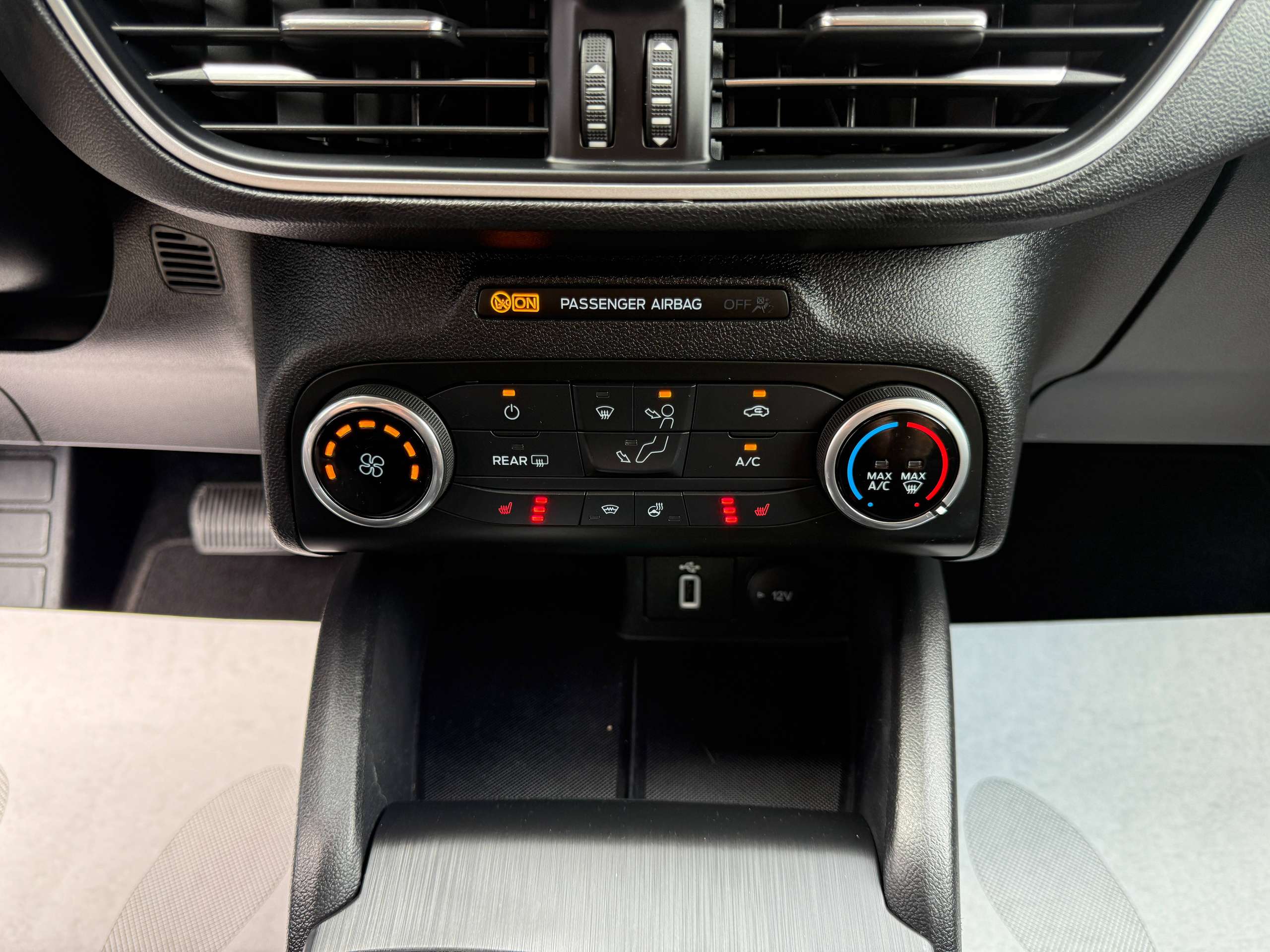 8ae359a4-1ab2-4196-8466-214e40781e4125-ford-focus-1-5-tdci-automaat-clipper-full-led-navigatie-camera-carplay-dab-trekhaak.jpg