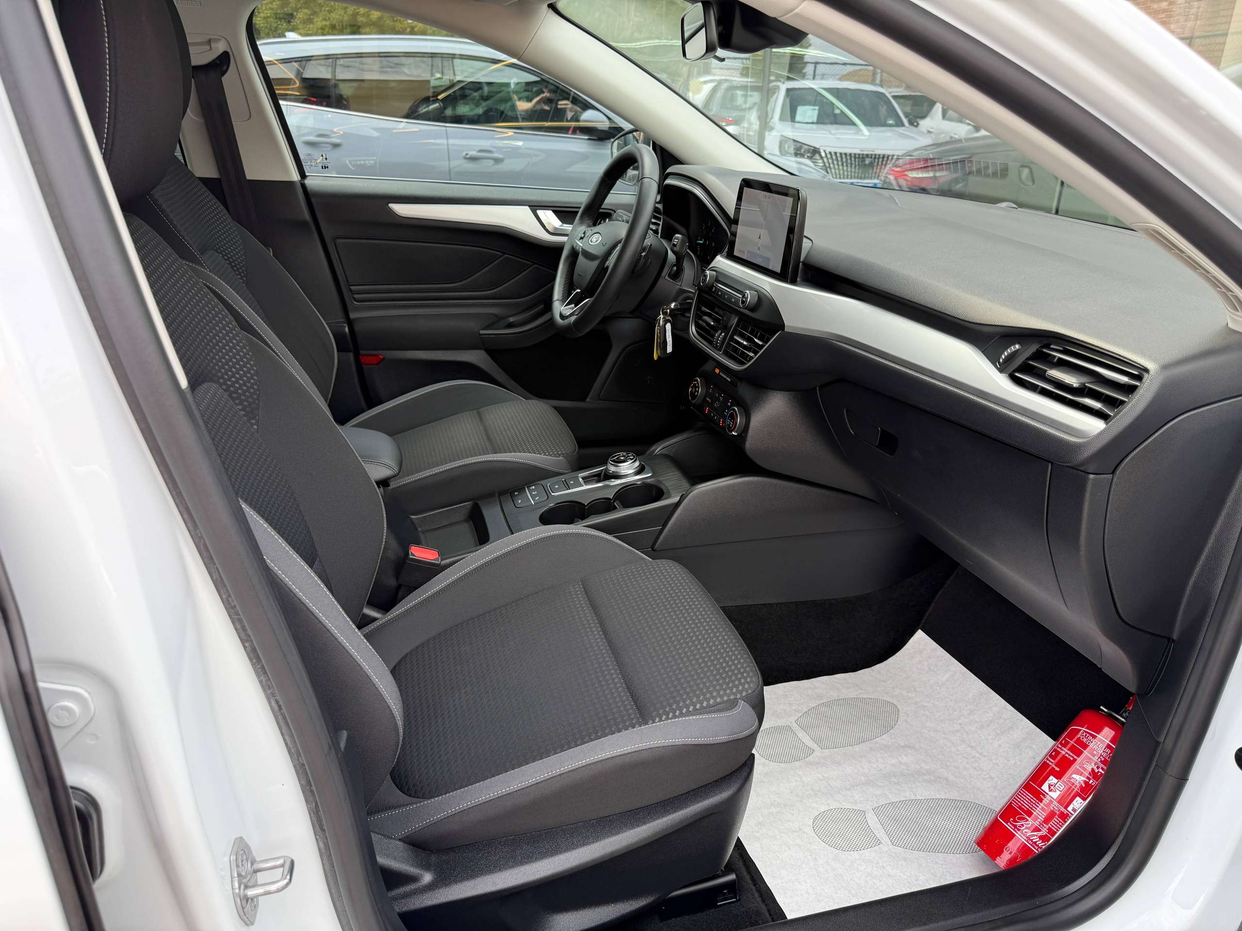 8ae359a4-1ab2-4196-8466-214e40781e4128-ford-focus-1-5-tdci-automaat-clipper-full-led-navigatie-camera-carplay-dab-trekhaak.jpg