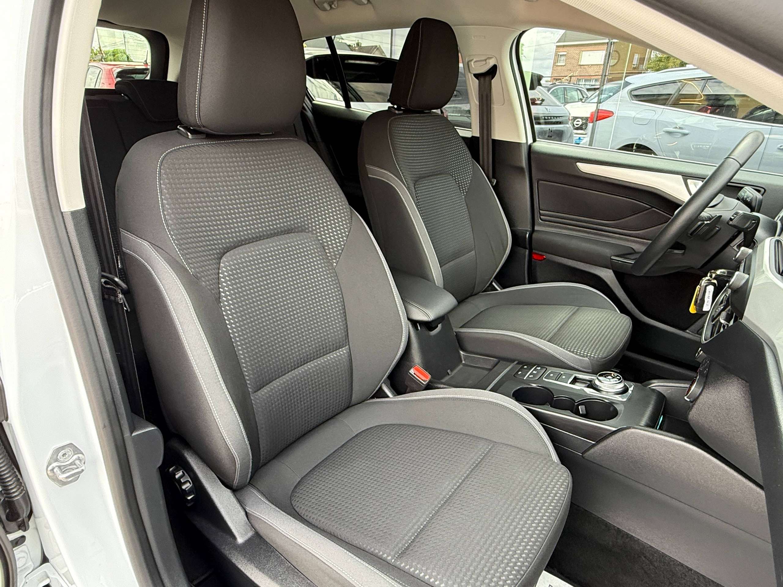 8ae359a4-1ab2-4196-8466-214e40781e4130-ford-focus-1-5-tdci-automaat-clipper-full-led-navigatie-camera-carplay-dab-trekhaak.jpg
