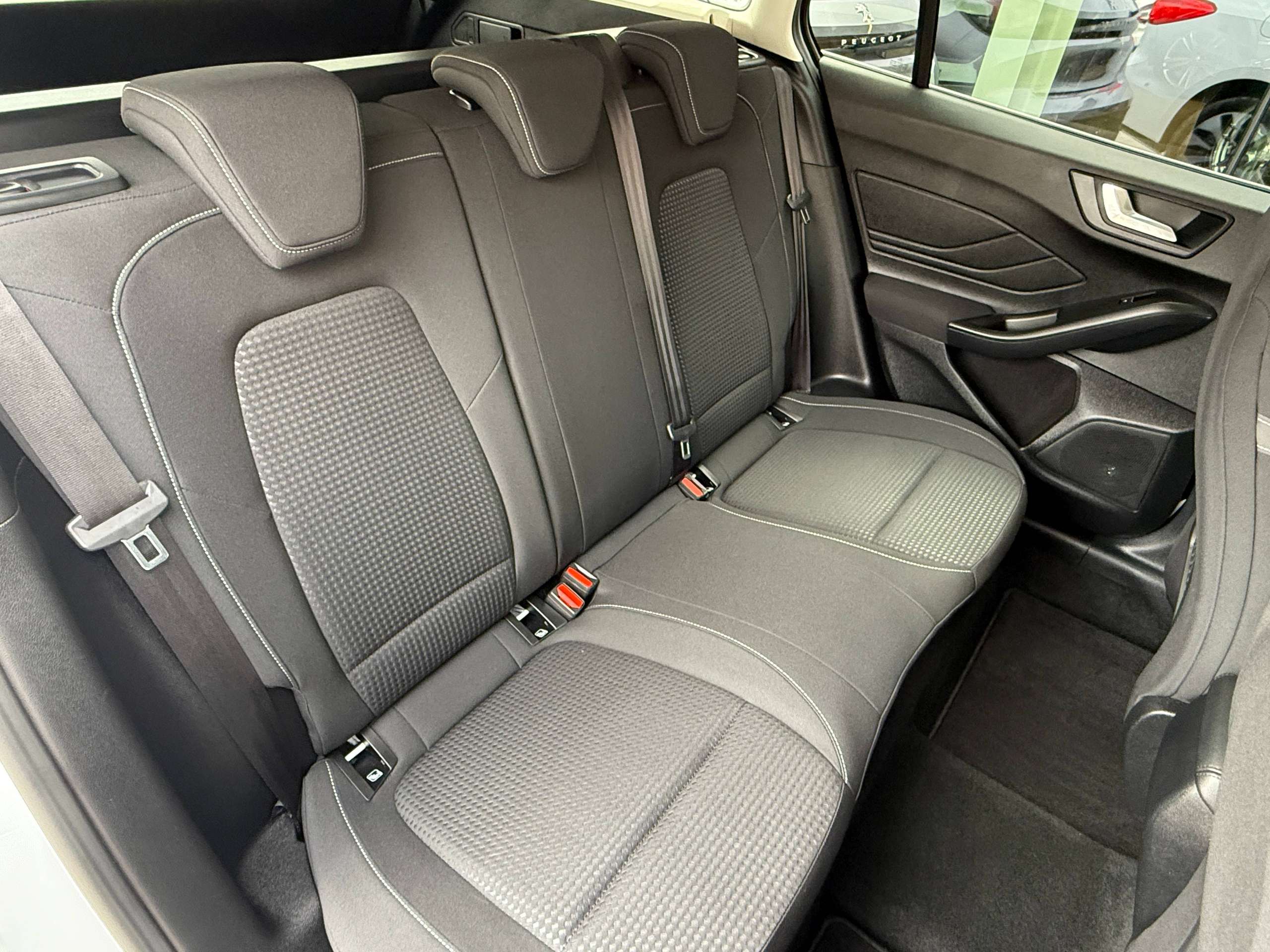 8ae359a4-1ab2-4196-8466-214e40781e4131-ford-focus-1-5-tdci-automaat-clipper-full-led-navigatie-camera-carplay-dab-trekhaak.jpg