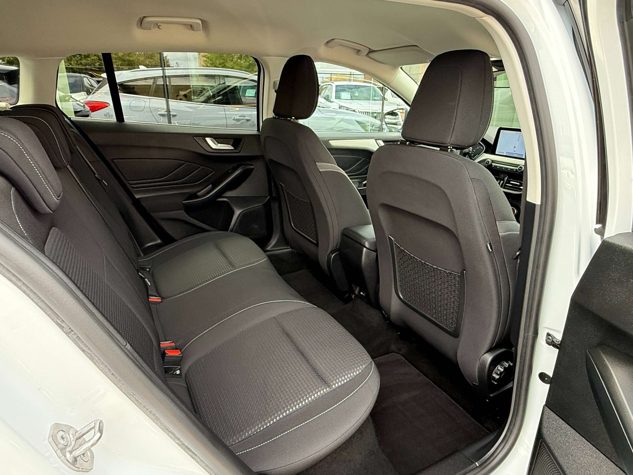 8ae359a4-1ab2-4196-8466-214e40781e4132-ford-focus-1-5-tdci-automaat-clipper-full-led-navigatie-camera-carplay-dab-trekhaak.jpg
