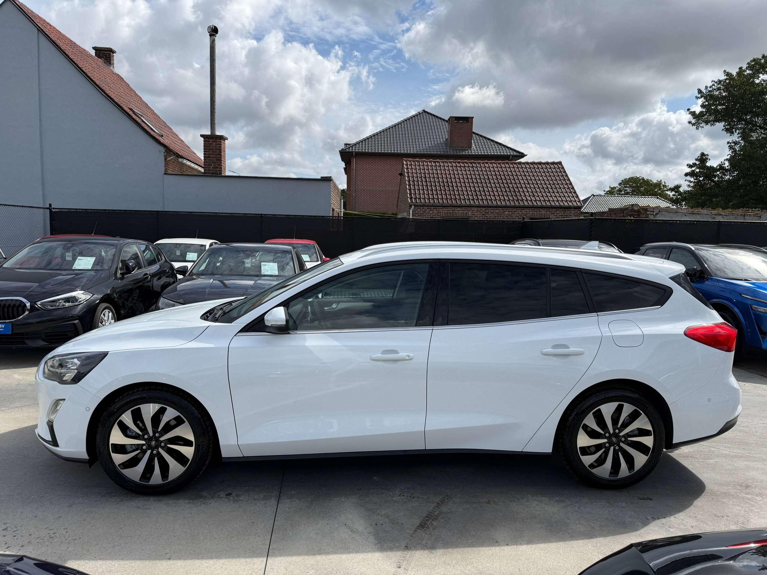 8ae359a4-1ab2-4196-8466-214e40781e418-ford-focus-1-5-tdci-automaat-clipper-full-led-navigatie-camera-carplay-dab-trekhaak.jpg