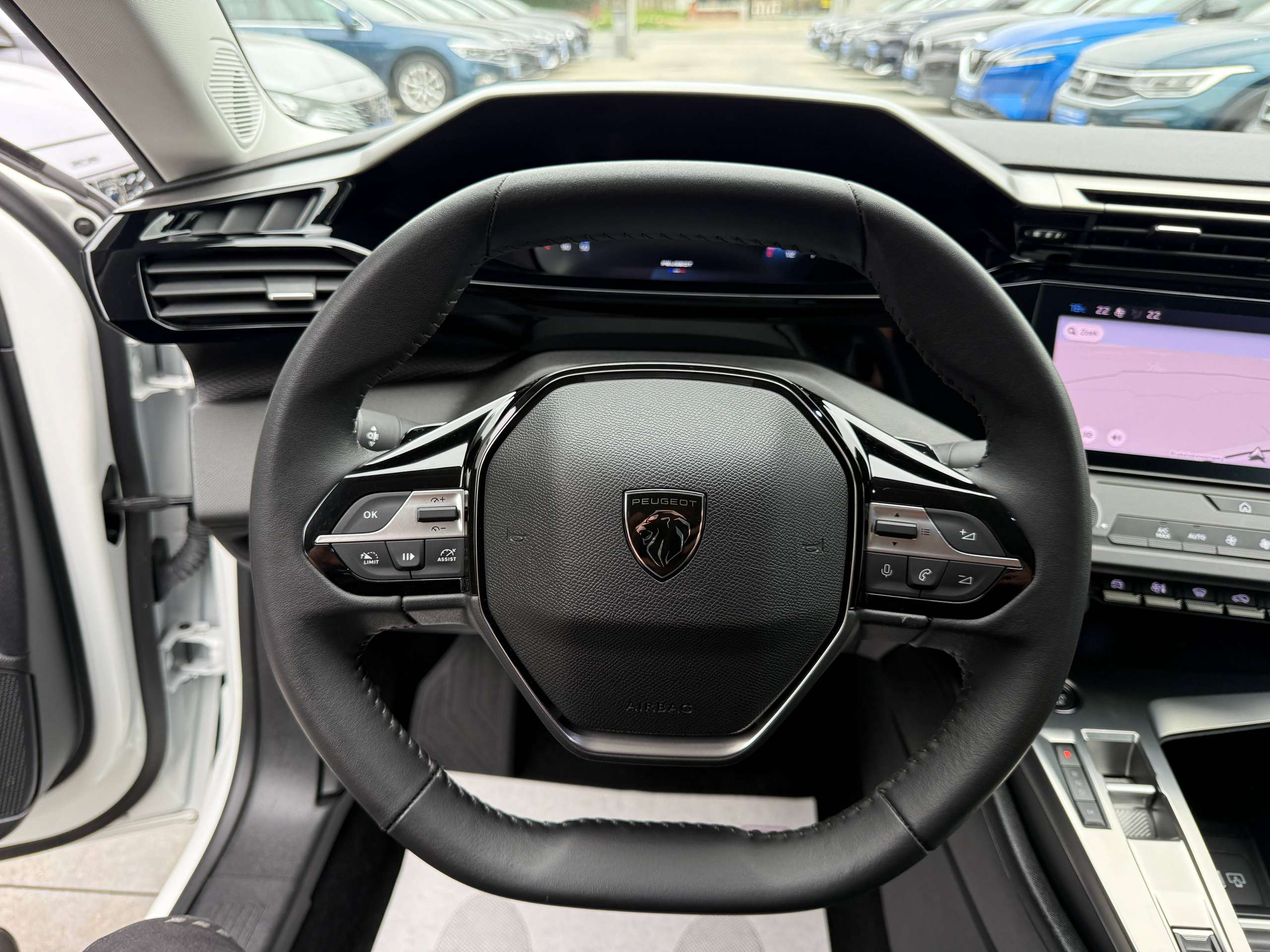 8afda8e2-235c-42f7-8a26-0b19f86080e418-peugeot-308-1-2i-130pk-automaat-5-deurs-full-led-carplay-navigatie-bluetooth-pdc-alu.jpg