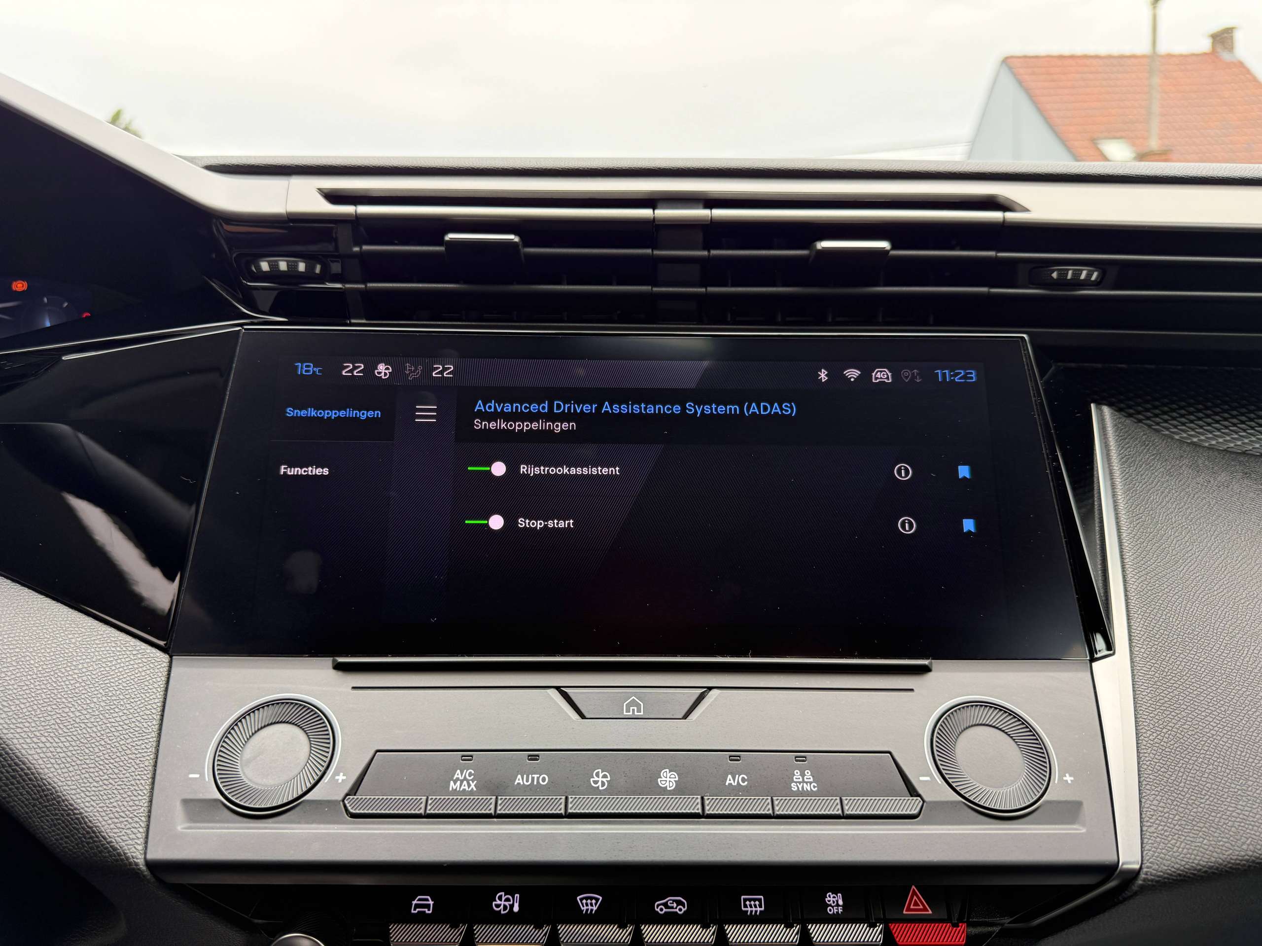 8afda8e2-235c-42f7-8a26-0b19f86080e422-peugeot-308-1-2i-130pk-automaat-5-deurs-full-led-carplay-navigatie-bluetooth-pdc-alu.jpg