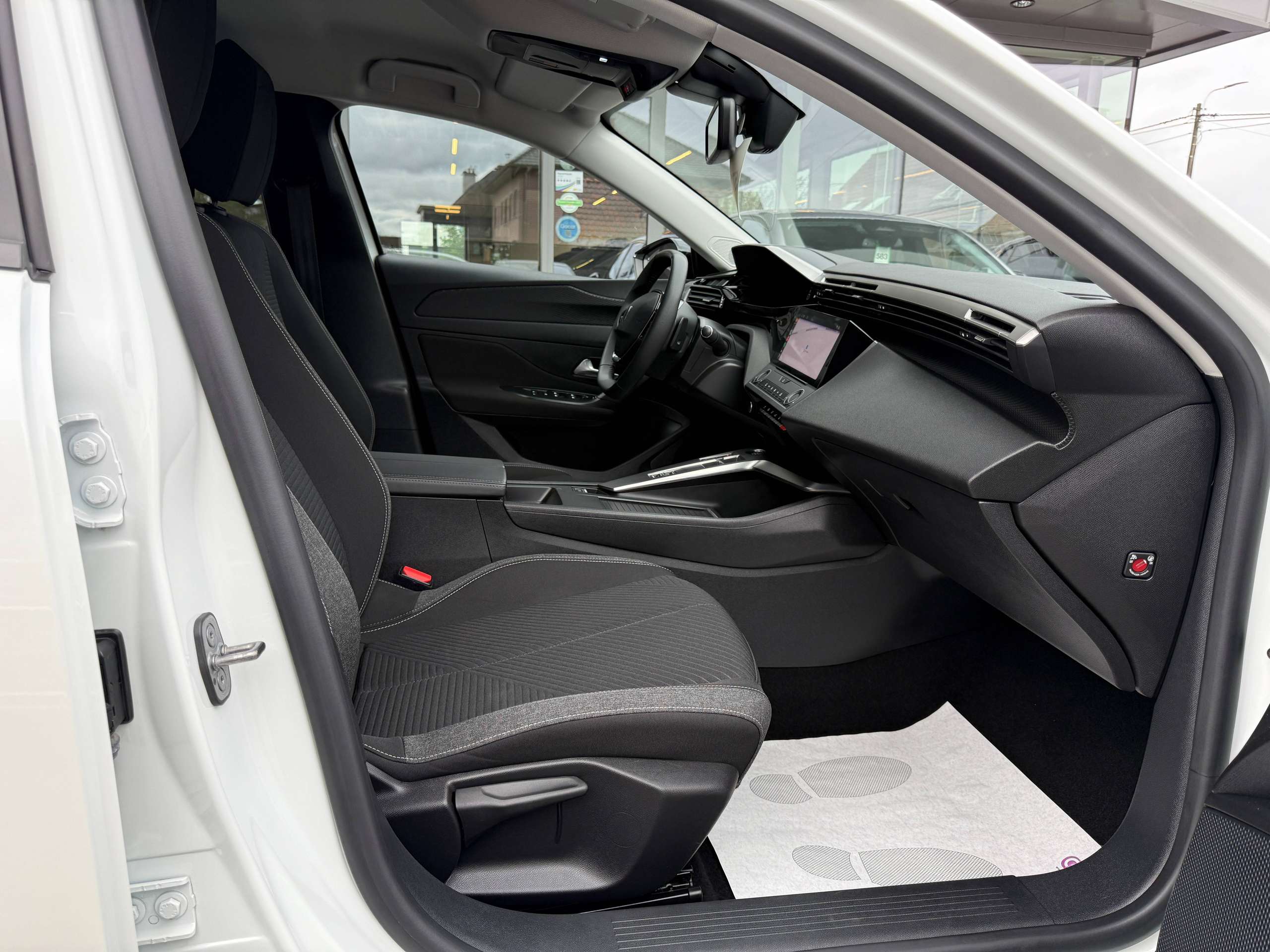 8afda8e2-235c-42f7-8a26-0b19f86080e427-peugeot-308-1-2i-130pk-automaat-5-deurs-full-led-carplay-navigatie-bluetooth-pdc-alu.jpg