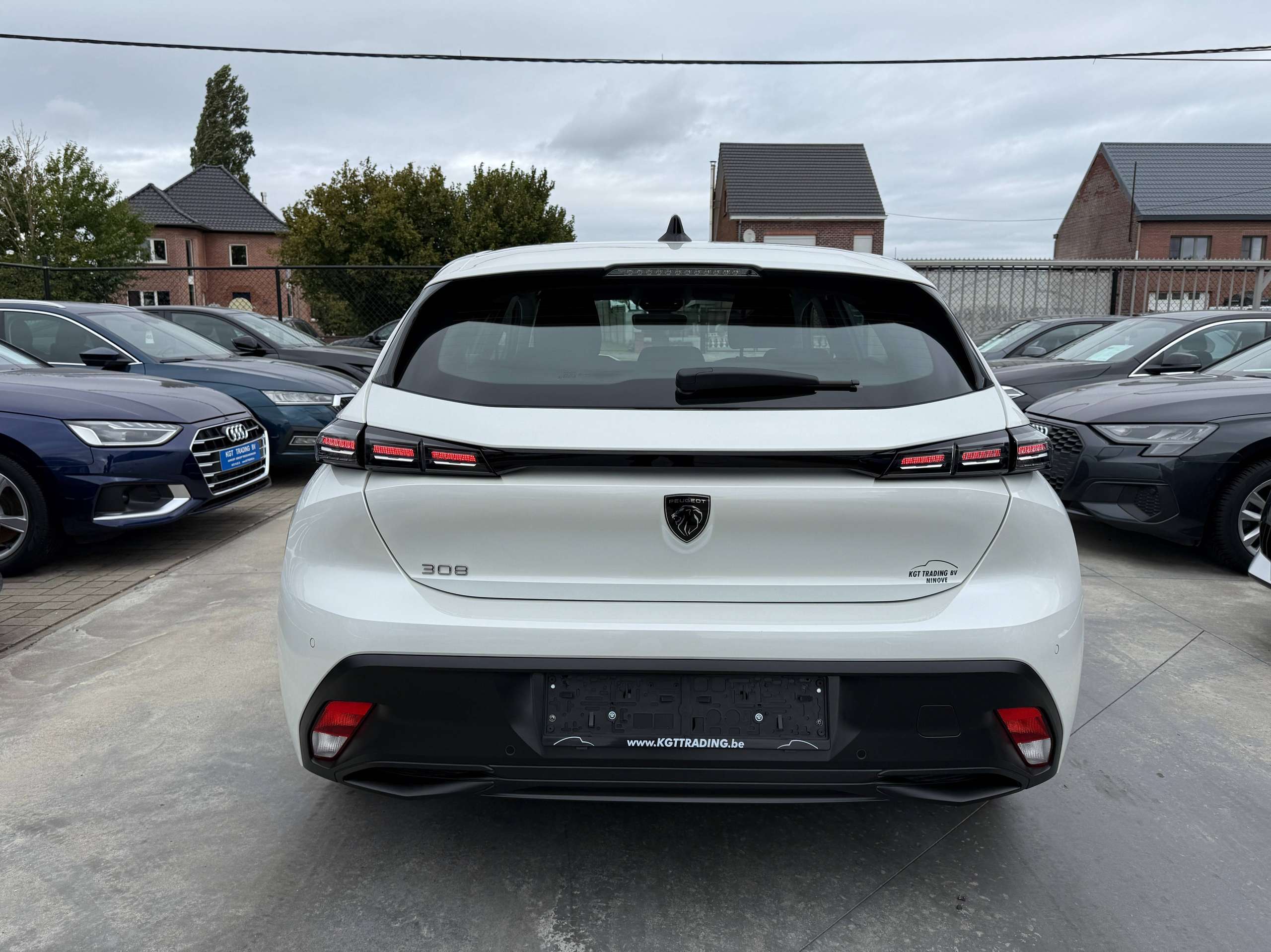 8afda8e2-235c-42f7-8a26-0b19f86080e46-peugeot-308-1-2i-130pk-automaat-5-deurs-full-led-carplay-navigatie-bluetooth-pdc-alu.jpg
