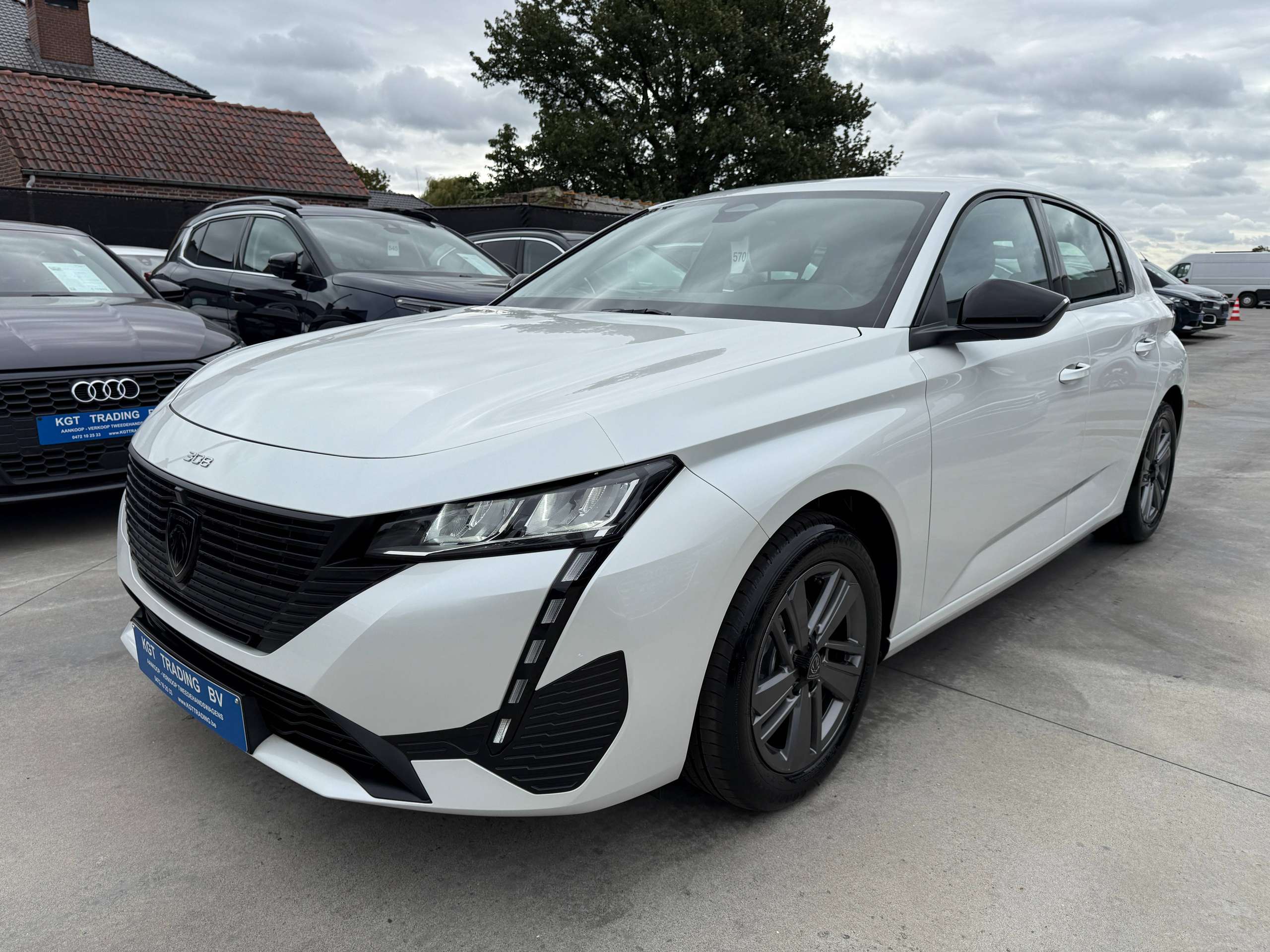 8afda8e2-235c-42f7-8a26-0b19f86080e49-peugeot-308-1-2i-130pk-automaat-5-deurs-full-led-carplay-navigatie-bluetooth-pdc-alu.jpg