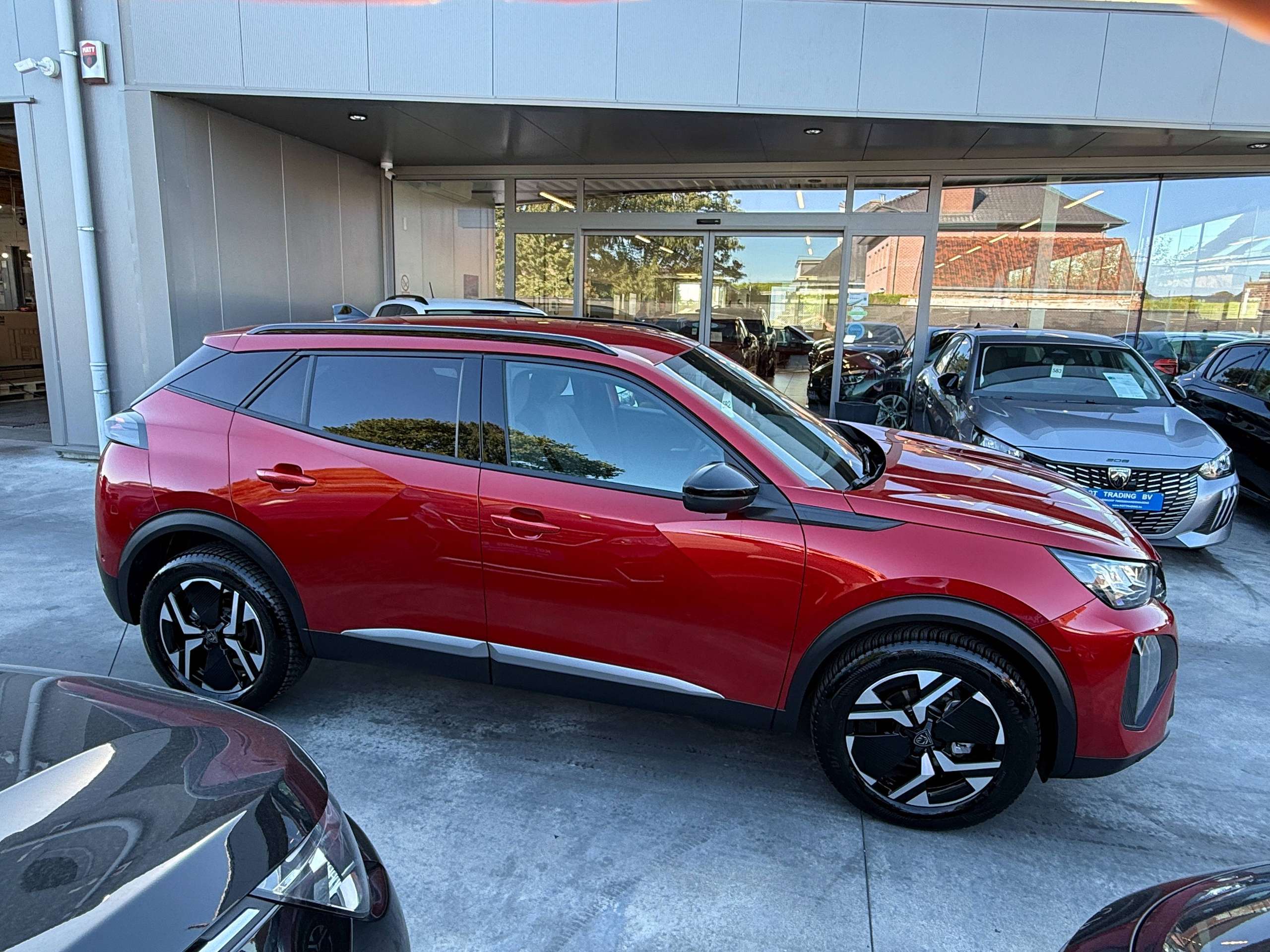 90d8d069-2bd1-47a9-bab8-9fd2ce4bd65b16-peugeot-2008-1-2i-turbo-allure-360-camera-navigatie-full-led-carplay-leder-bluetooth-dab-alu.jpg