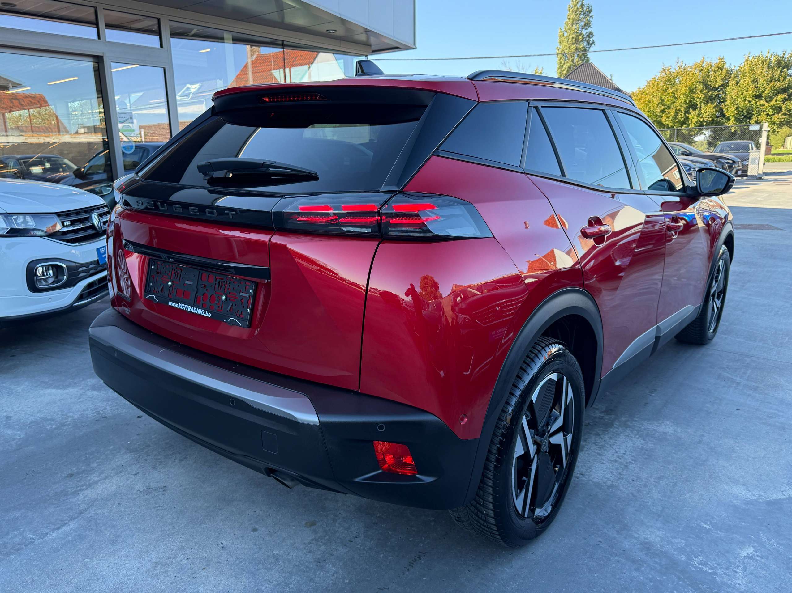 90d8d069-2bd1-47a9-bab8-9fd2ce4bd65b17-peugeot-2008-1-2i-turbo-allure-360-camera-navigatie-full-led-carplay-leder-bluetooth-dab-alu.jpg