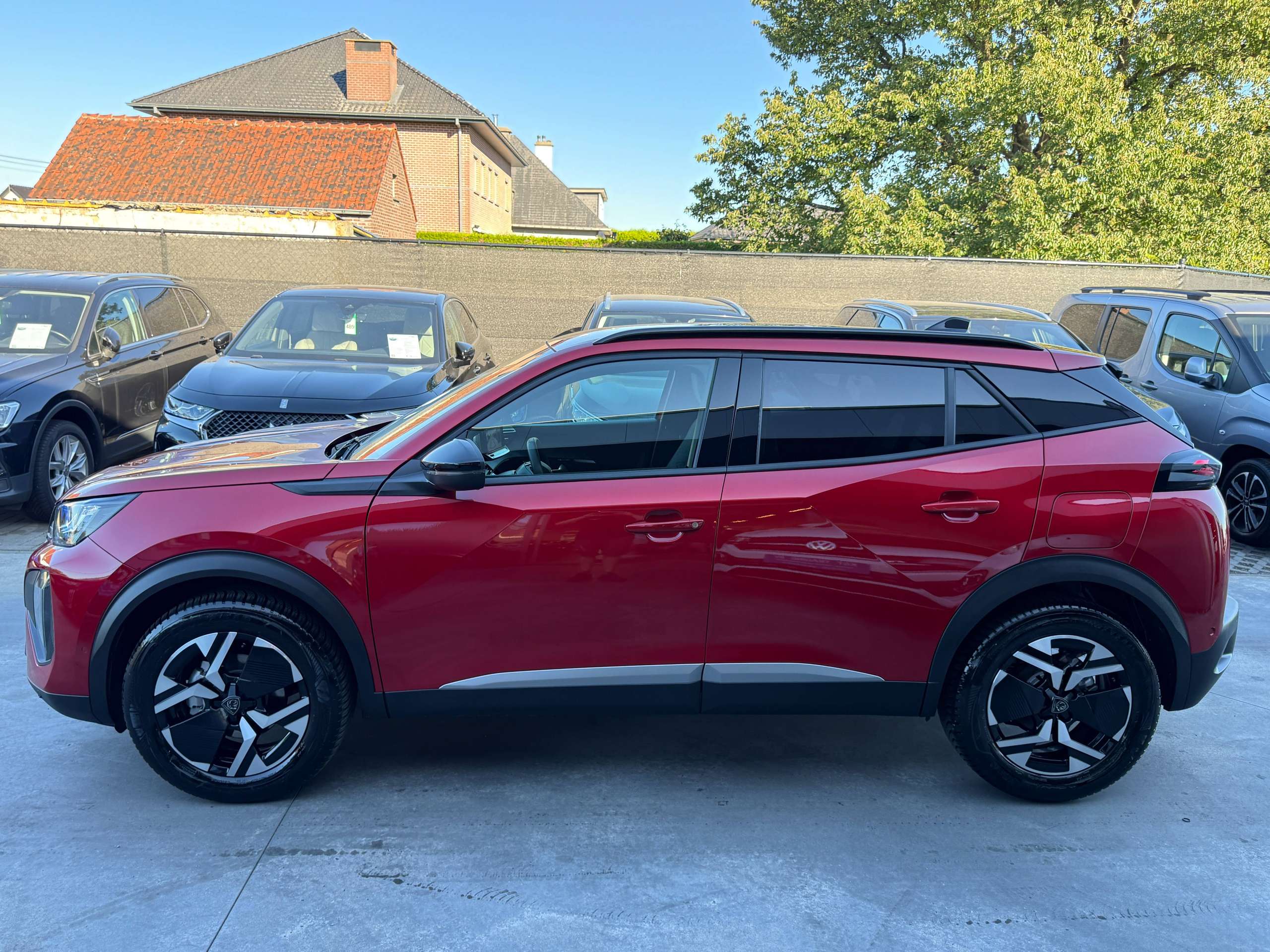 90d8d069-2bd1-47a9-bab8-9fd2ce4bd65b20-peugeot-2008-1-2i-turbo-allure-360-camera-navigatie-full-led-carplay-leder-bluetooth-dab-alu.jpg