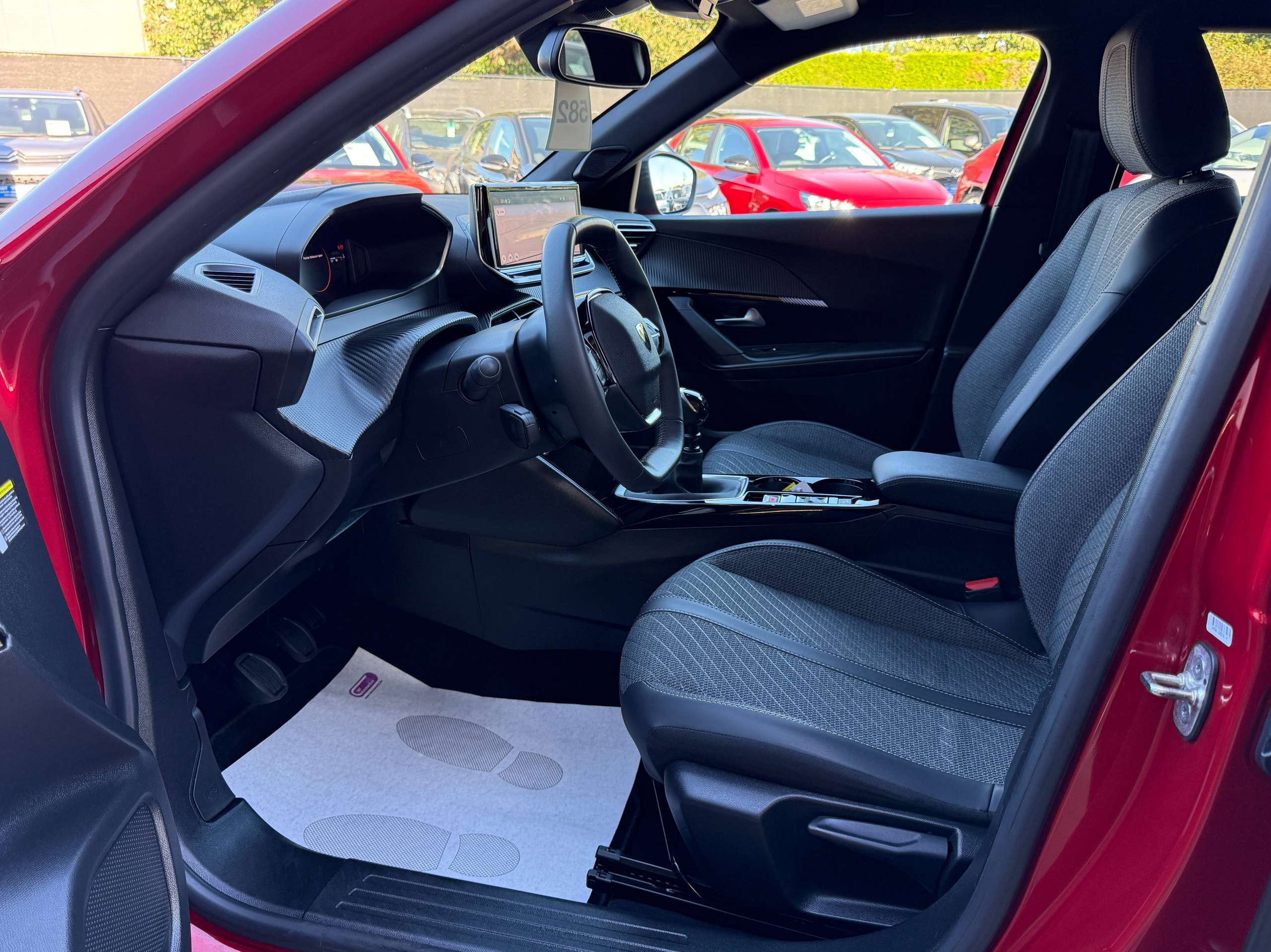 90d8d069-2bd1-47a9-bab8-9fd2ce4bd65b25-peugeot-2008-1-2i-turbo-allure-360-camera-navigatie-full-led-carplay-leder-bluetooth-dab-alu.jpg