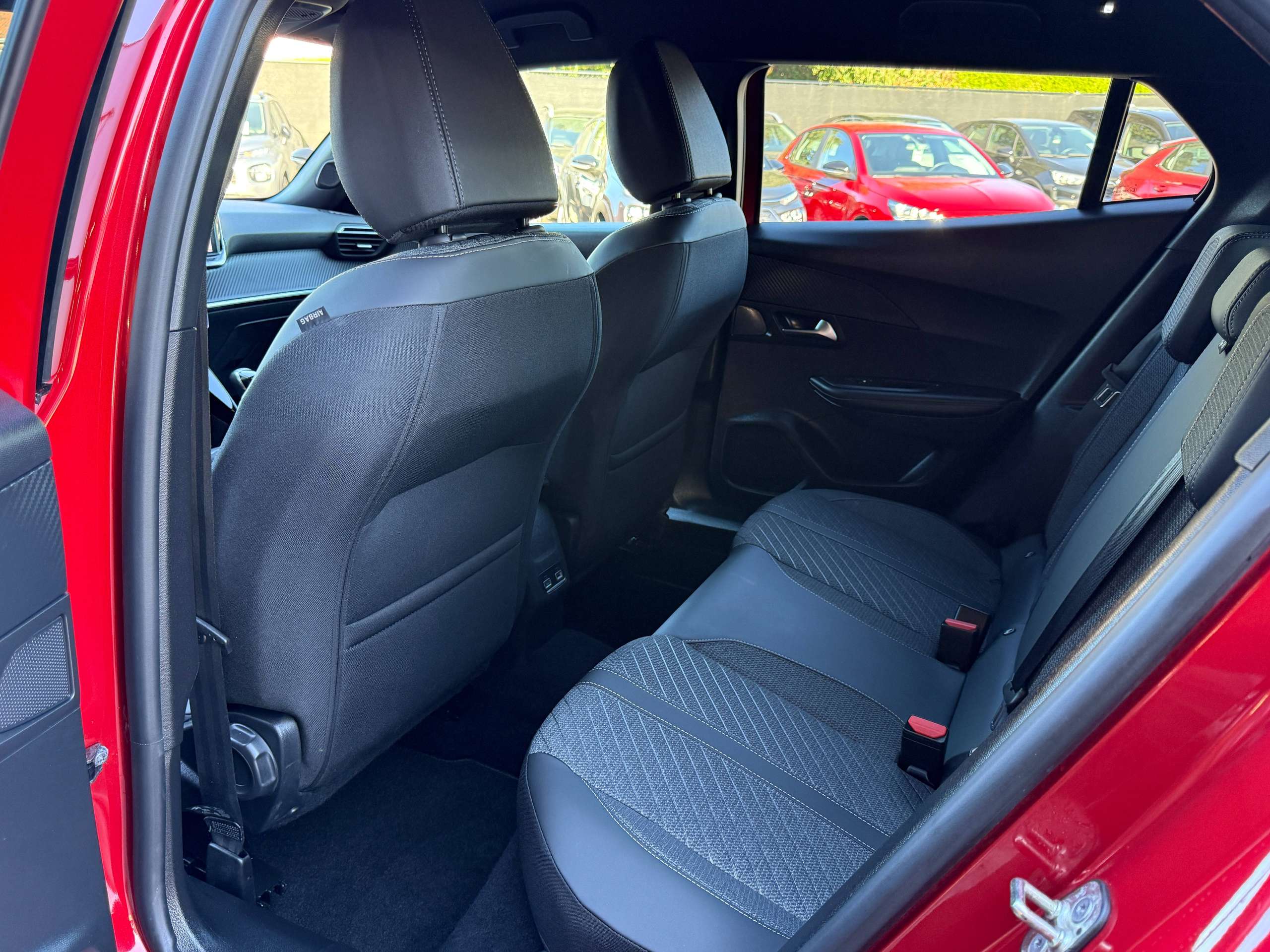 90d8d069-2bd1-47a9-bab8-9fd2ce4bd65b27-peugeot-2008-1-2i-turbo-allure-360-camera-navigatie-full-led-carplay-leder-bluetooth-dab-alu.jpg