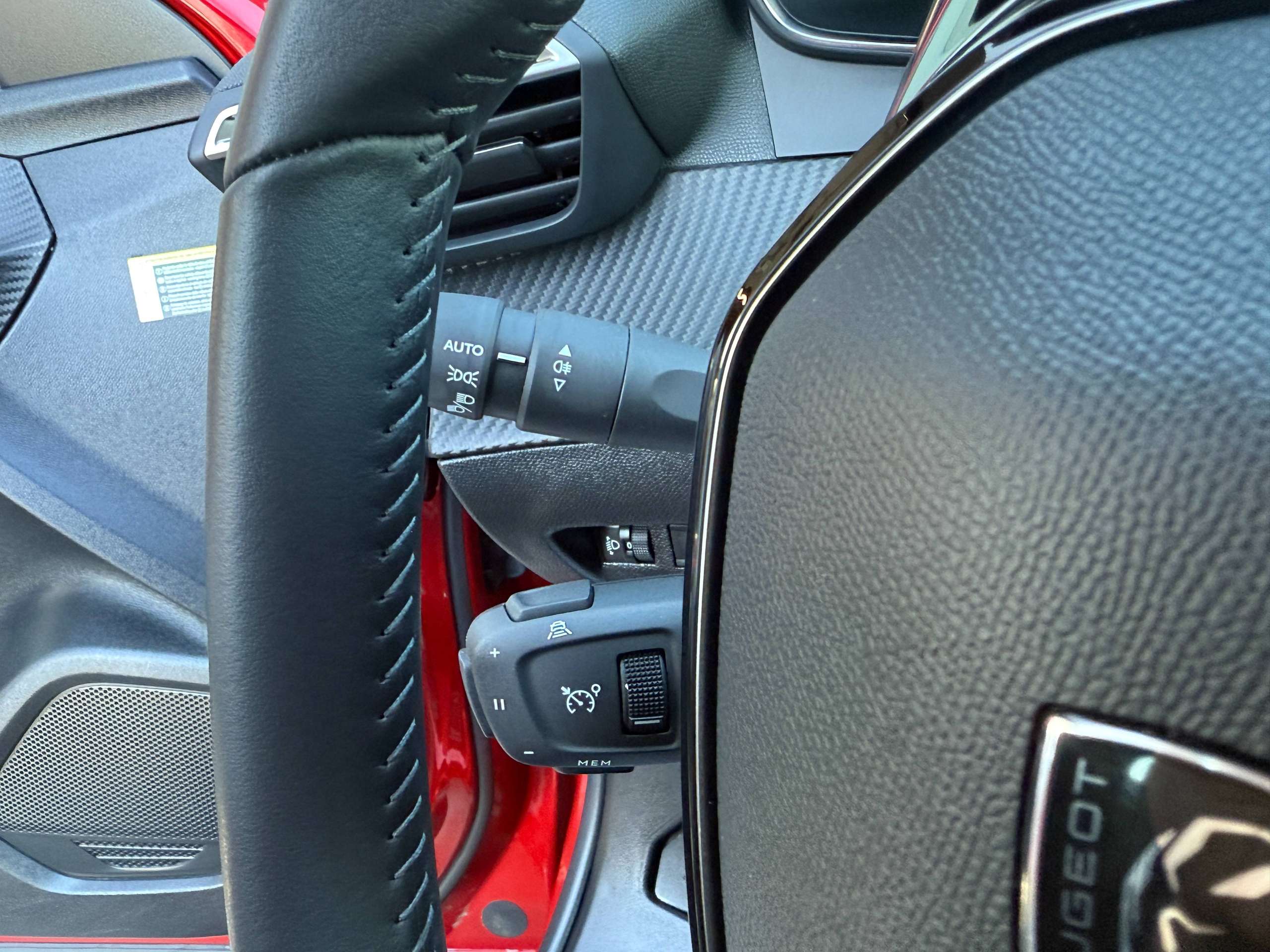 90d8d069-2bd1-47a9-bab8-9fd2ce4bd65b31-peugeot-2008-1-2i-turbo-allure-360-camera-navigatie-full-led-carplay-leder-bluetooth-dab-alu.jpg