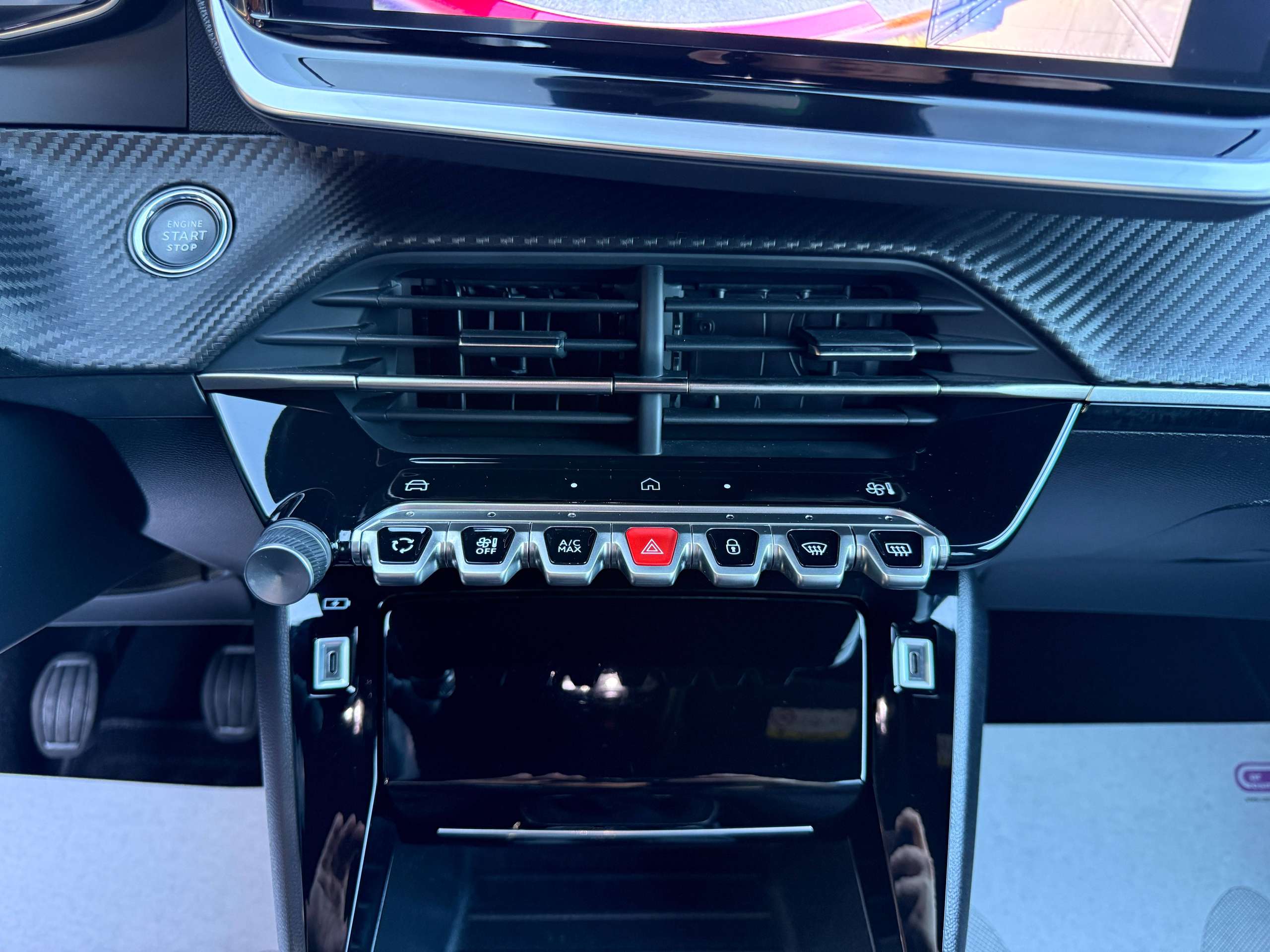 90d8d069-2bd1-47a9-bab8-9fd2ce4bd65b36-peugeot-2008-1-2i-turbo-allure-360-camera-navigatie-full-led-carplay-leder-bluetooth-dab-alu.jpg