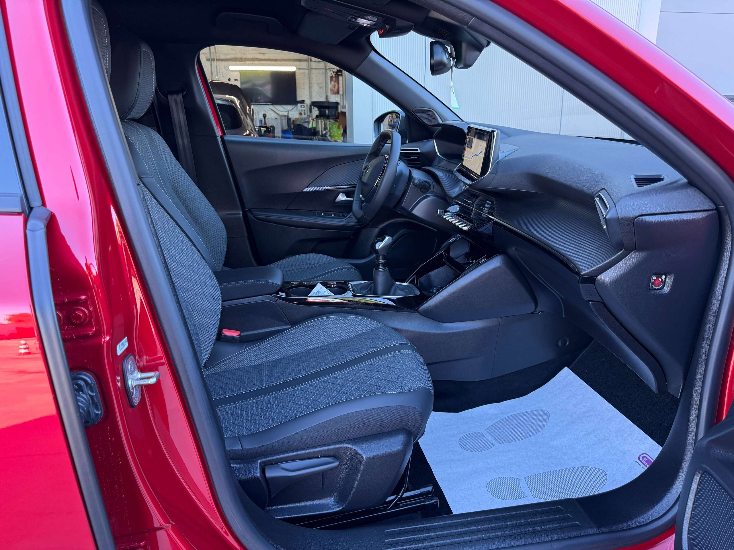 90d8d069-2bd1-47a9-bab8-9fd2ce4bd65b44-peugeot-2008-1-2i-turbo-allure-360-camera-navigatie-full-led-carplay-leder-bluetooth-dab-alu.jpg