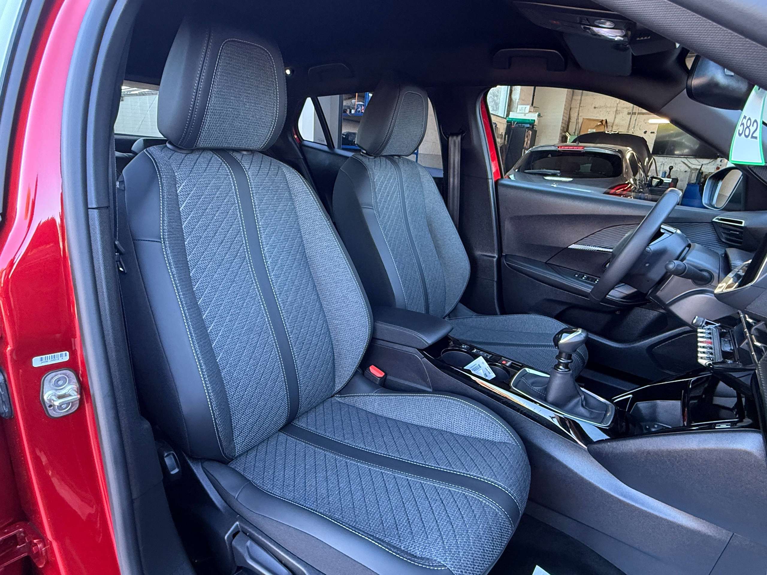 90d8d069-2bd1-47a9-bab8-9fd2ce4bd65b46-peugeot-2008-1-2i-turbo-allure-360-camera-navigatie-full-led-carplay-leder-bluetooth-dab-alu.jpg