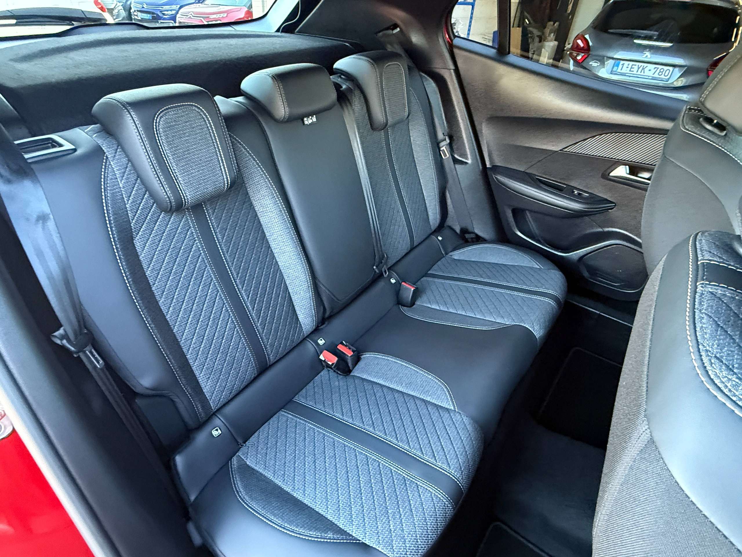 90d8d069-2bd1-47a9-bab8-9fd2ce4bd65b47-peugeot-2008-1-2i-turbo-allure-360-camera-navigatie-full-led-carplay-leder-bluetooth-dab-alu.jpg