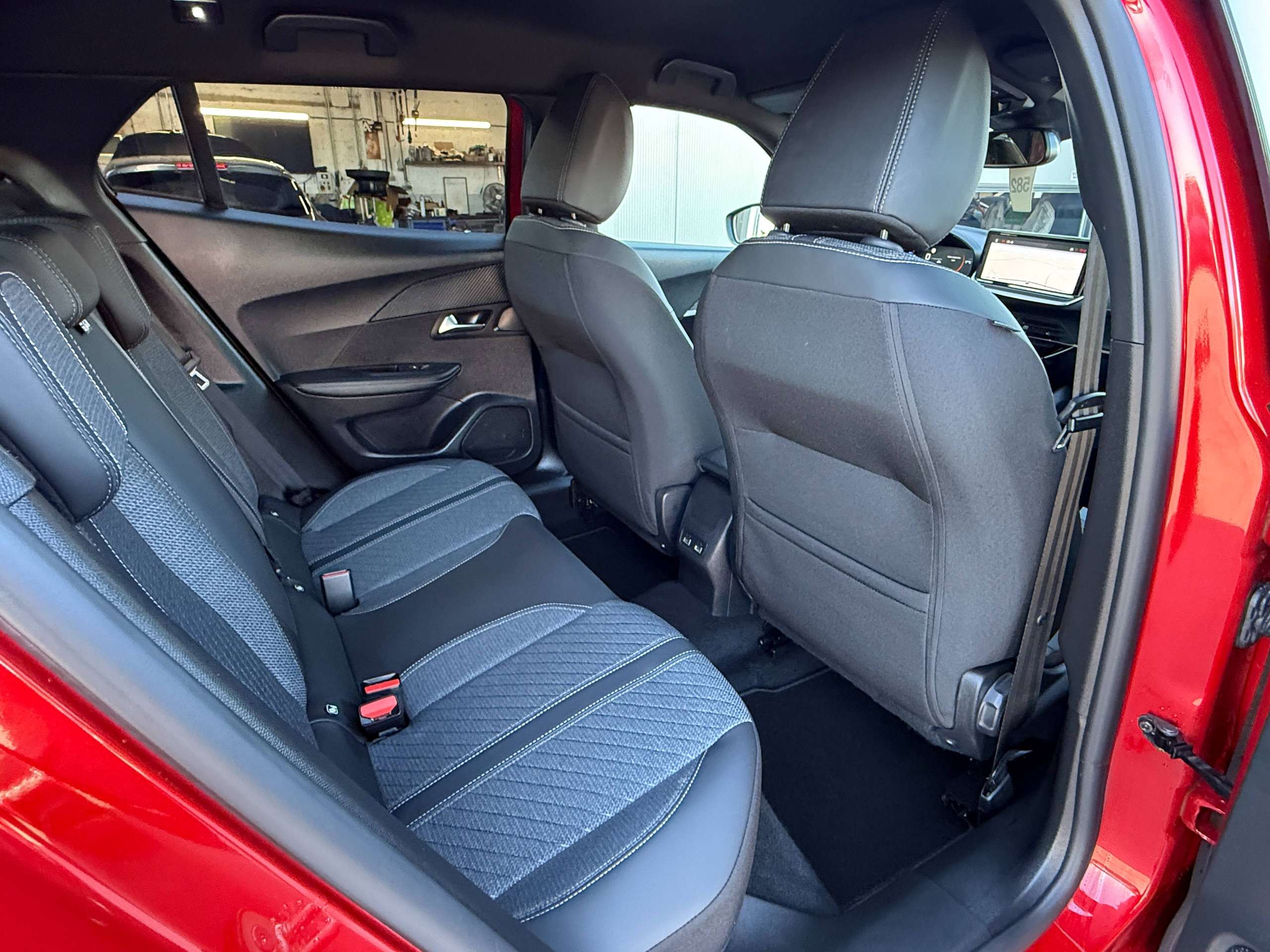 90d8d069-2bd1-47a9-bab8-9fd2ce4bd65b48-peugeot-2008-1-2i-turbo-allure-360-camera-navigatie-full-led-carplay-leder-bluetooth-dab-alu.jpg