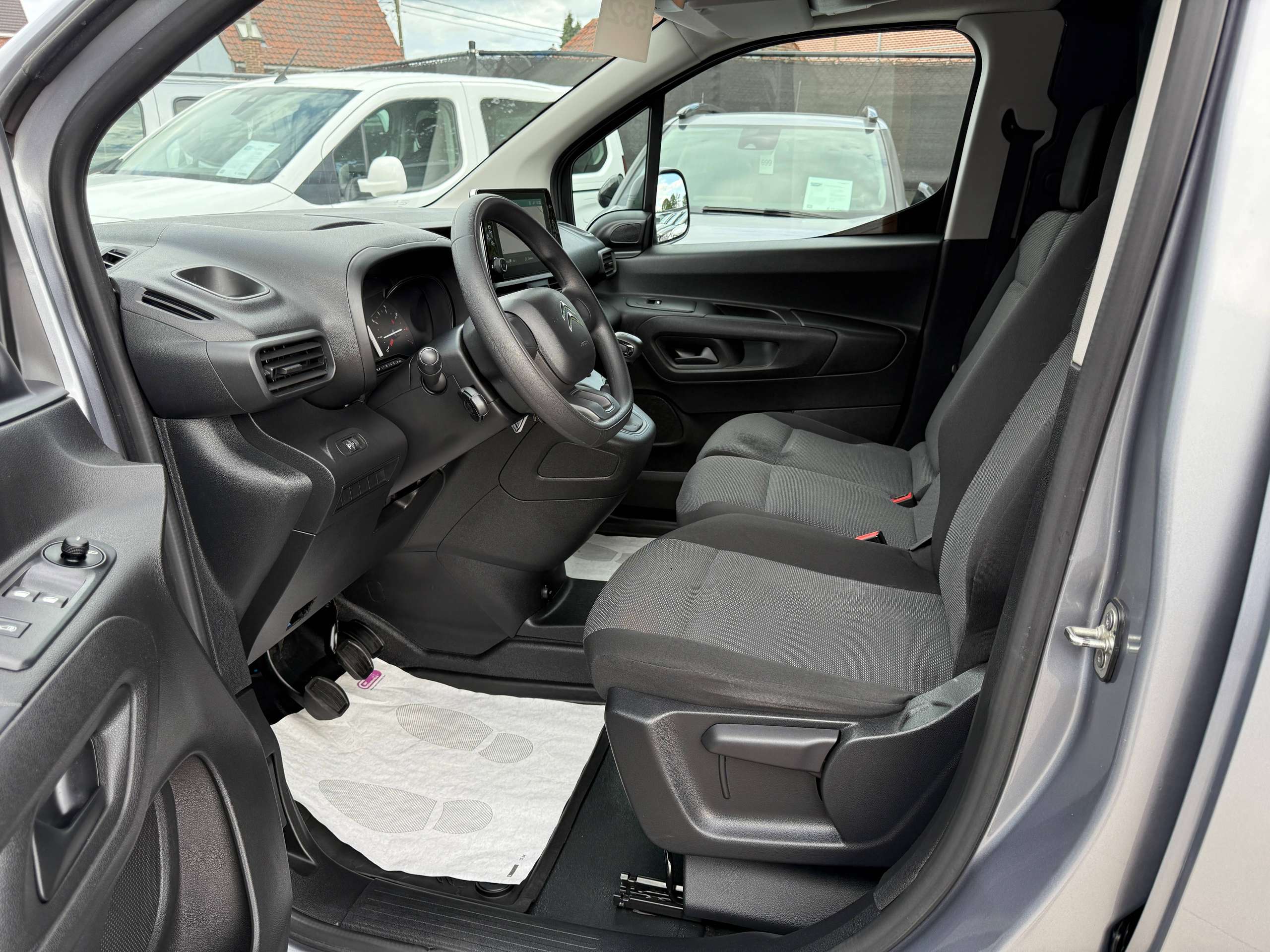 96fbdd78-ef3a-4ab2-b829-c511f4c9f8d512-citroen-berlingo-1-2i-110pk-xl-2-schuifdeuren-navigatie-carplay-dab-pdc-trekhaak.jpg