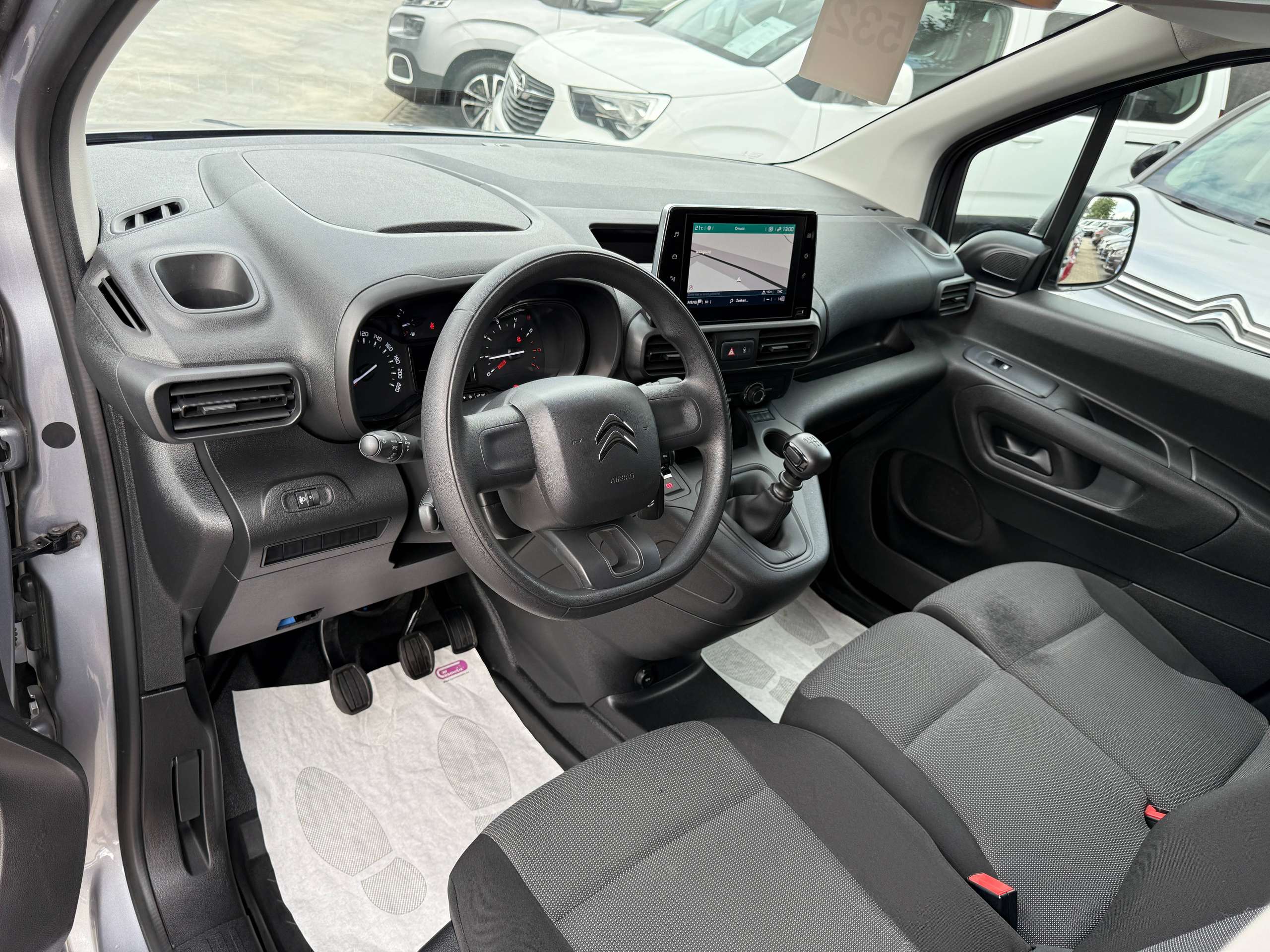 96fbdd78-ef3a-4ab2-b829-c511f4c9f8d513-citroen-berlingo-1-2i-110pk-xl-2-schuifdeuren-navigatie-carplay-dab-pdc-trekhaak.jpg