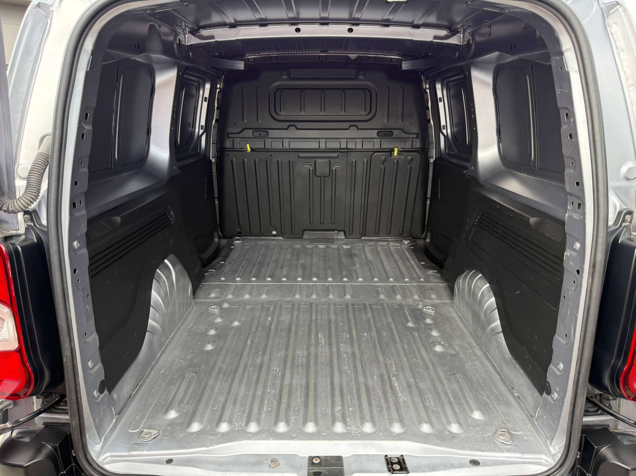 96fbdd78-ef3a-4ab2-b829-c511f4c9f8d515-citroen-berlingo-1-2i-110pk-xl-2-schuifdeuren-navigatie-carplay-dab-pdc-trekhaak.jpg