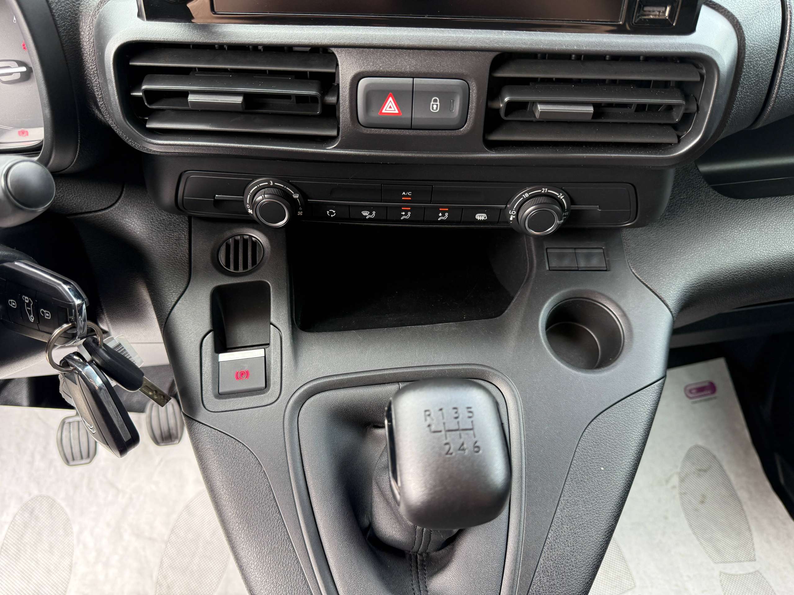 96fbdd78-ef3a-4ab2-b829-c511f4c9f8d520-citroen-berlingo-1-2i-110pk-xl-2-schuifdeuren-navigatie-carplay-dab-pdc-trekhaak.jpg