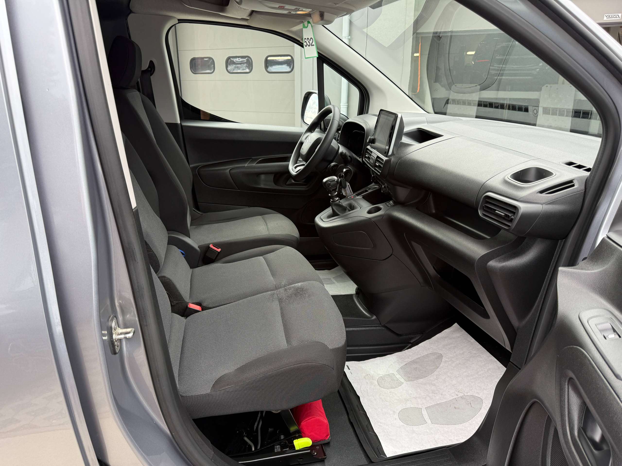 96fbdd78-ef3a-4ab2-b829-c511f4c9f8d527-citroen-berlingo-1-2i-110pk-xl-2-schuifdeuren-navigatie-carplay-dab-pdc-trekhaak.jpg
