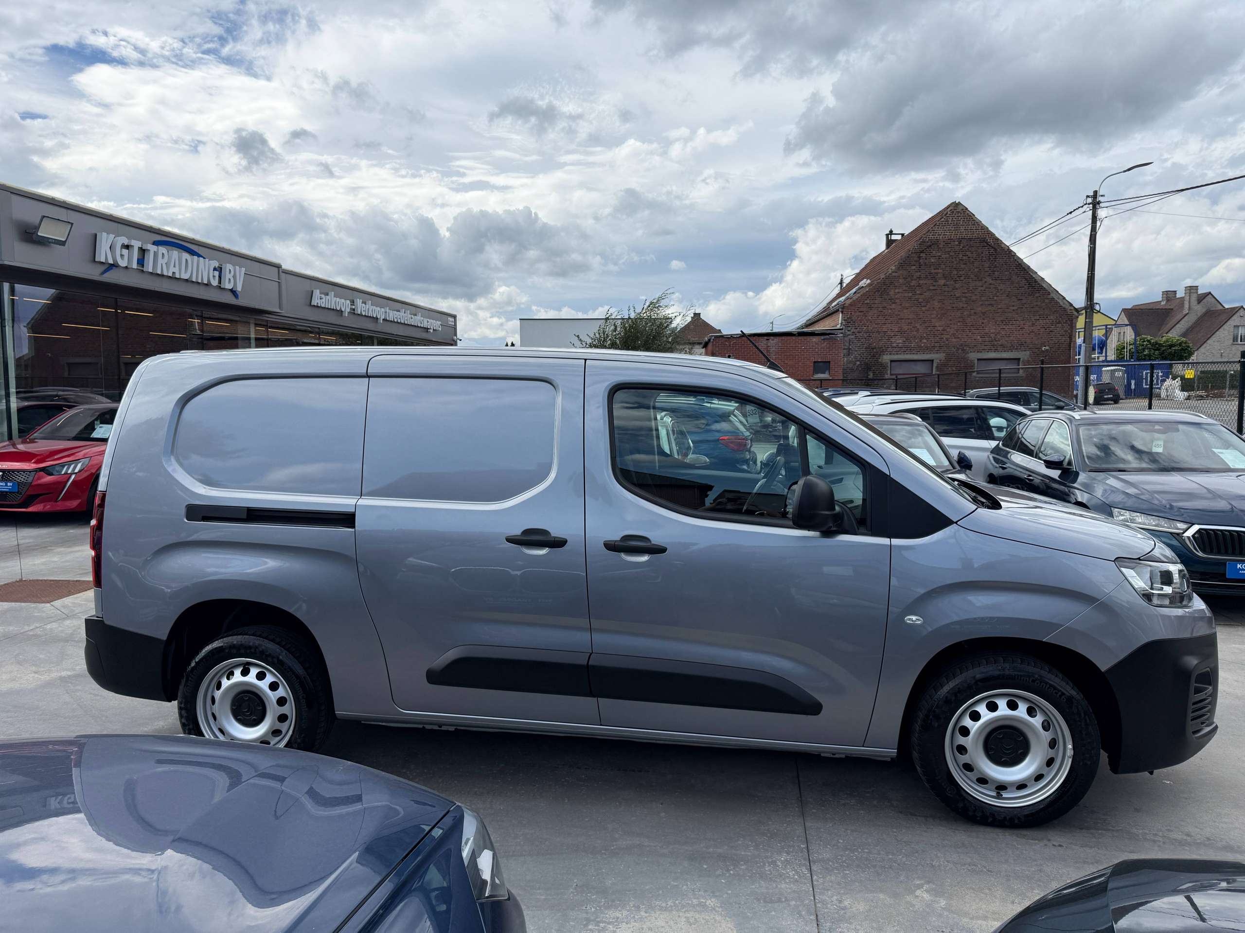 96fbdd78-ef3a-4ab2-b829-c511f4c9f8d54-citroen-berlingo-1-2i-110pk-xl-2-schuifdeuren-navigatie-carplay-dab-pdc-trekhaak.jpg
