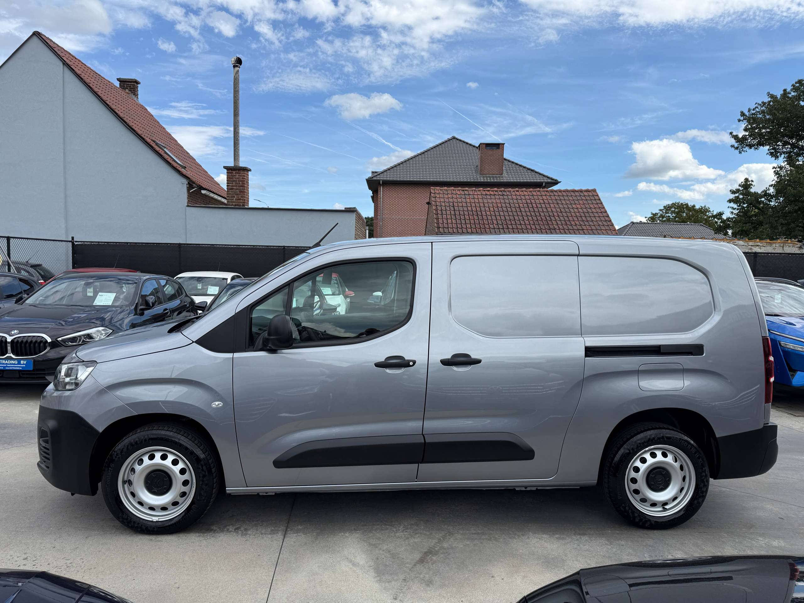 96fbdd78-ef3a-4ab2-b829-c511f4c9f8d58-citroen-berlingo-1-2i-110pk-xl-2-schuifdeuren-navigatie-carplay-dab-pdc-trekhaak.jpg