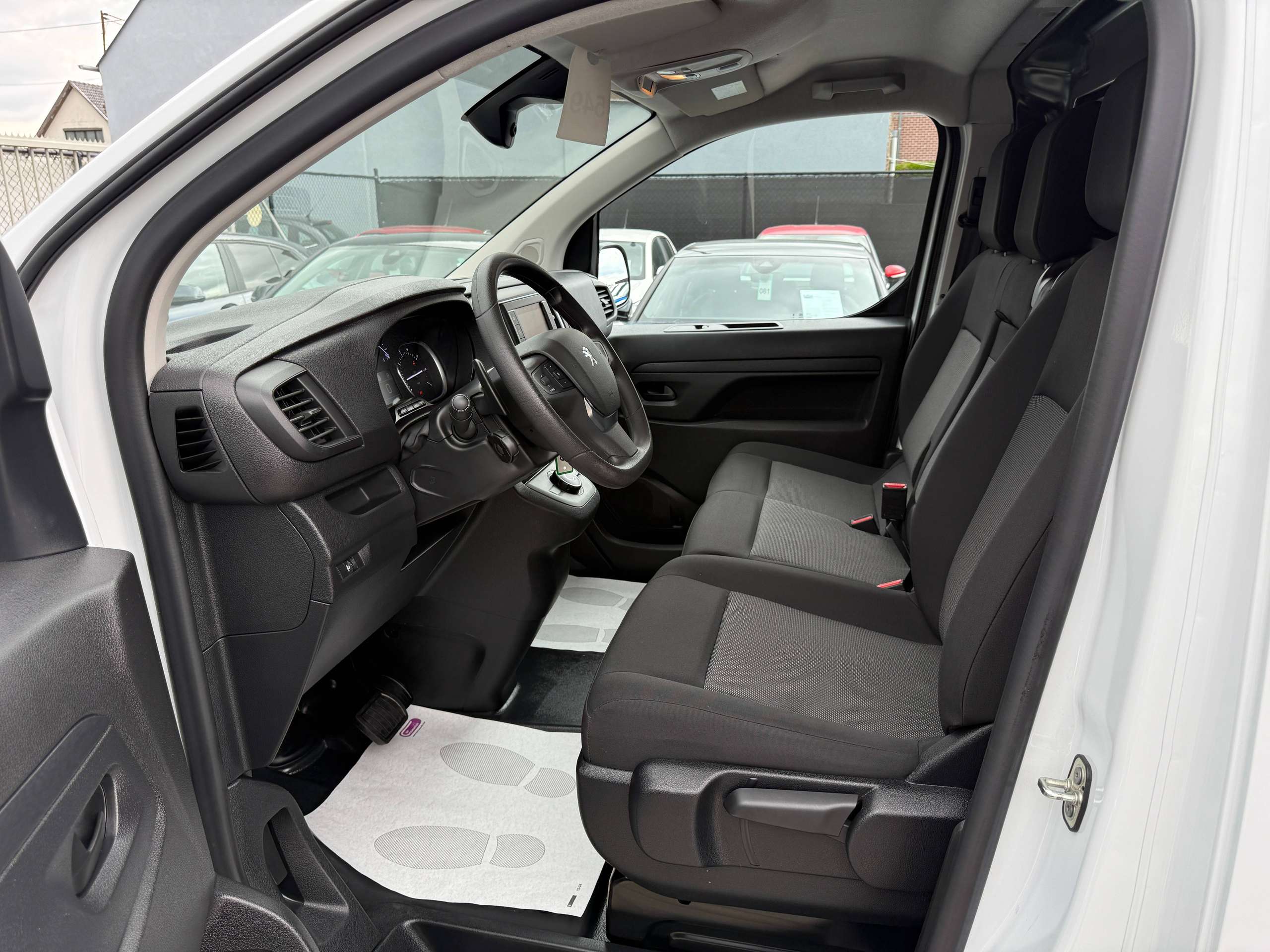 97995efc-761f-4e7e-ab55-fdc92f71cdbb12-peugeot-expert-2-0-bluehdi-3-zit-automaat-navigatie-camera-dode-hoek-adaptieve-cruise-control.jpg