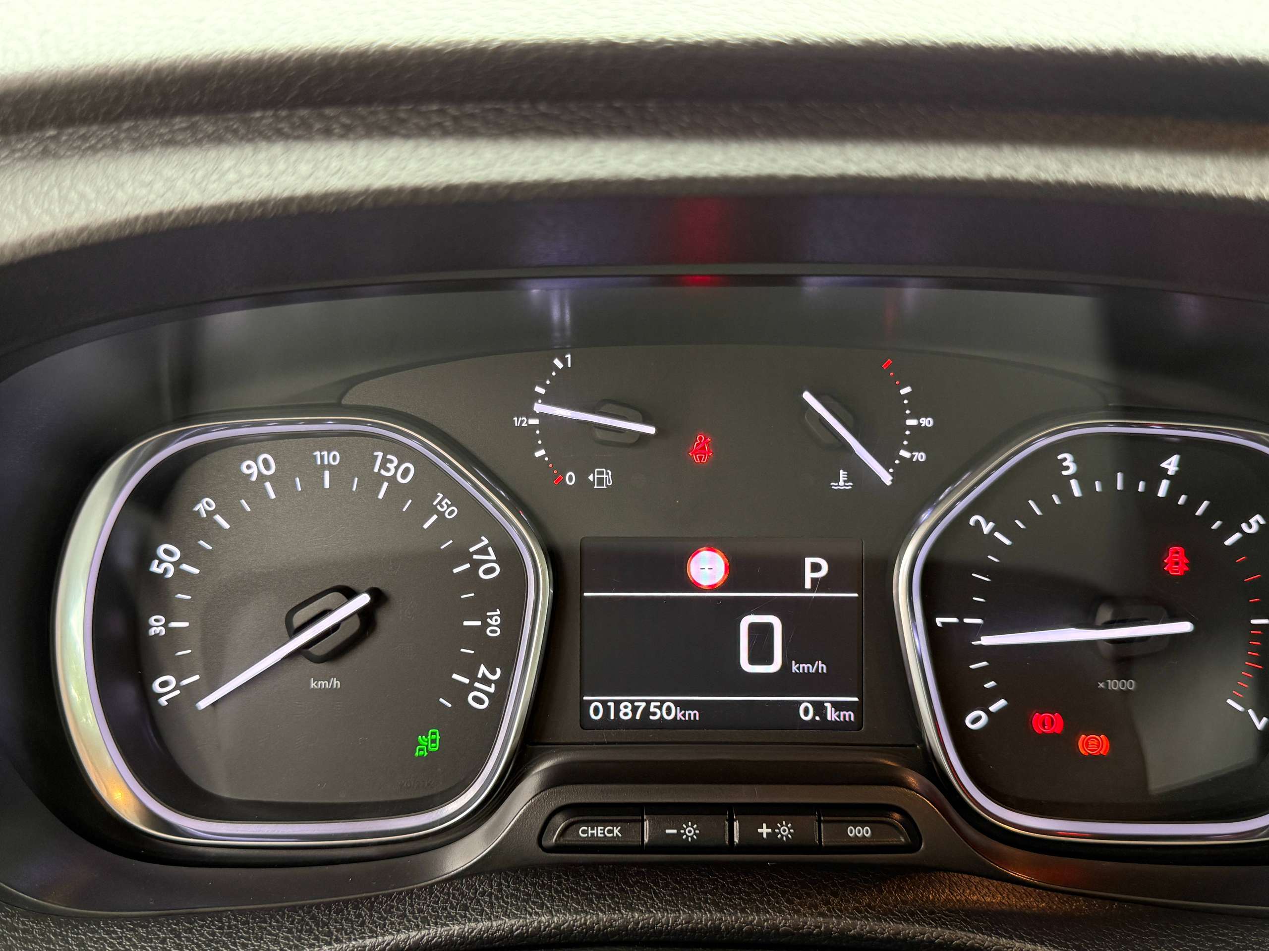 97995efc-761f-4e7e-ab55-fdc92f71cdbb19-peugeot-expert-2-0-bluehdi-3-zit-automaat-navigatie-camera-dode-hoek-adaptieve-cruise-control.jpg