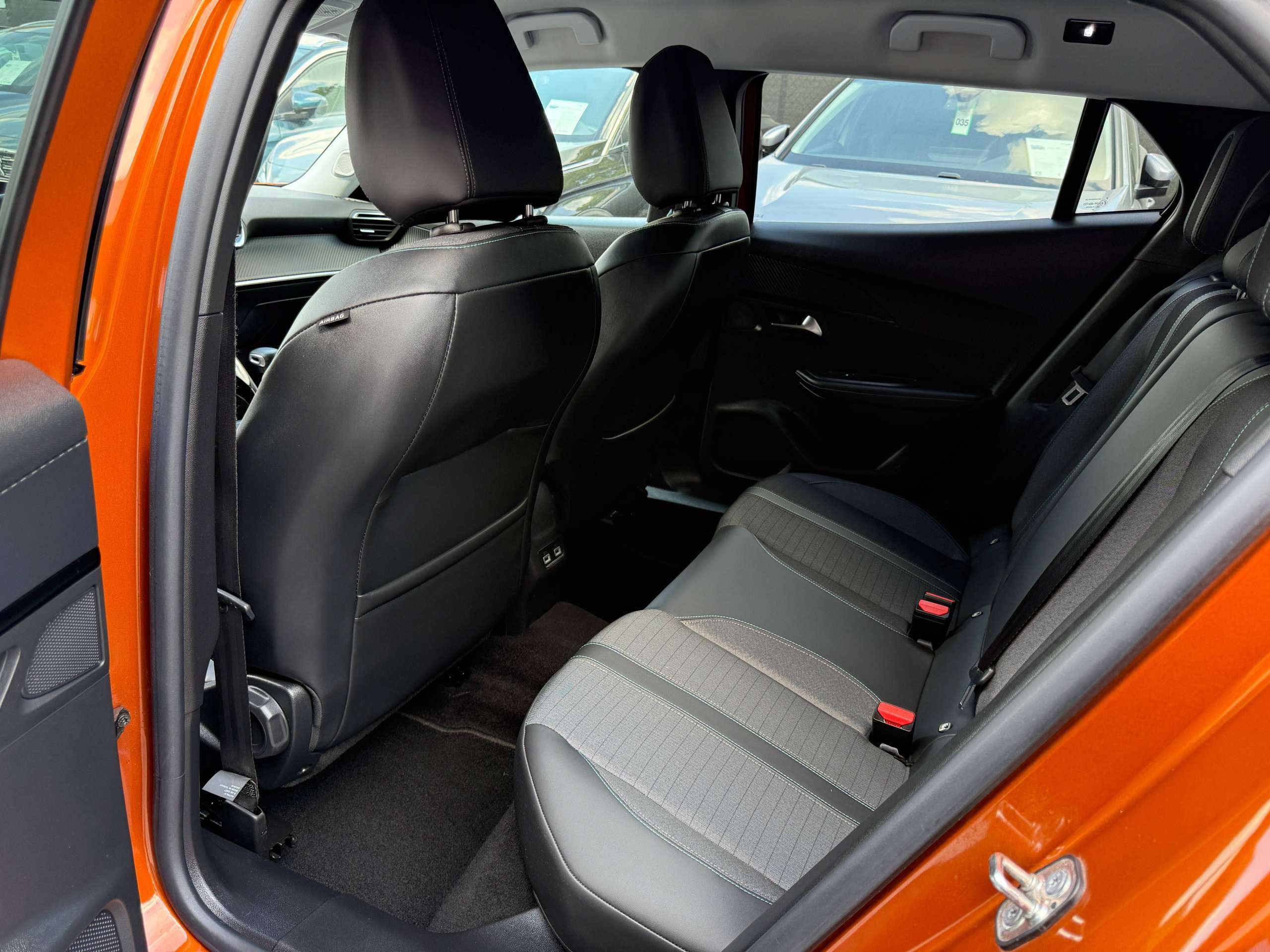 9a90609b-f2e7-47cb-abcc-dad566ed800c13-peugeot-2008-1-2i-allure-navigatie-leder-camera-carplay-full-led-lane-assist.jpg