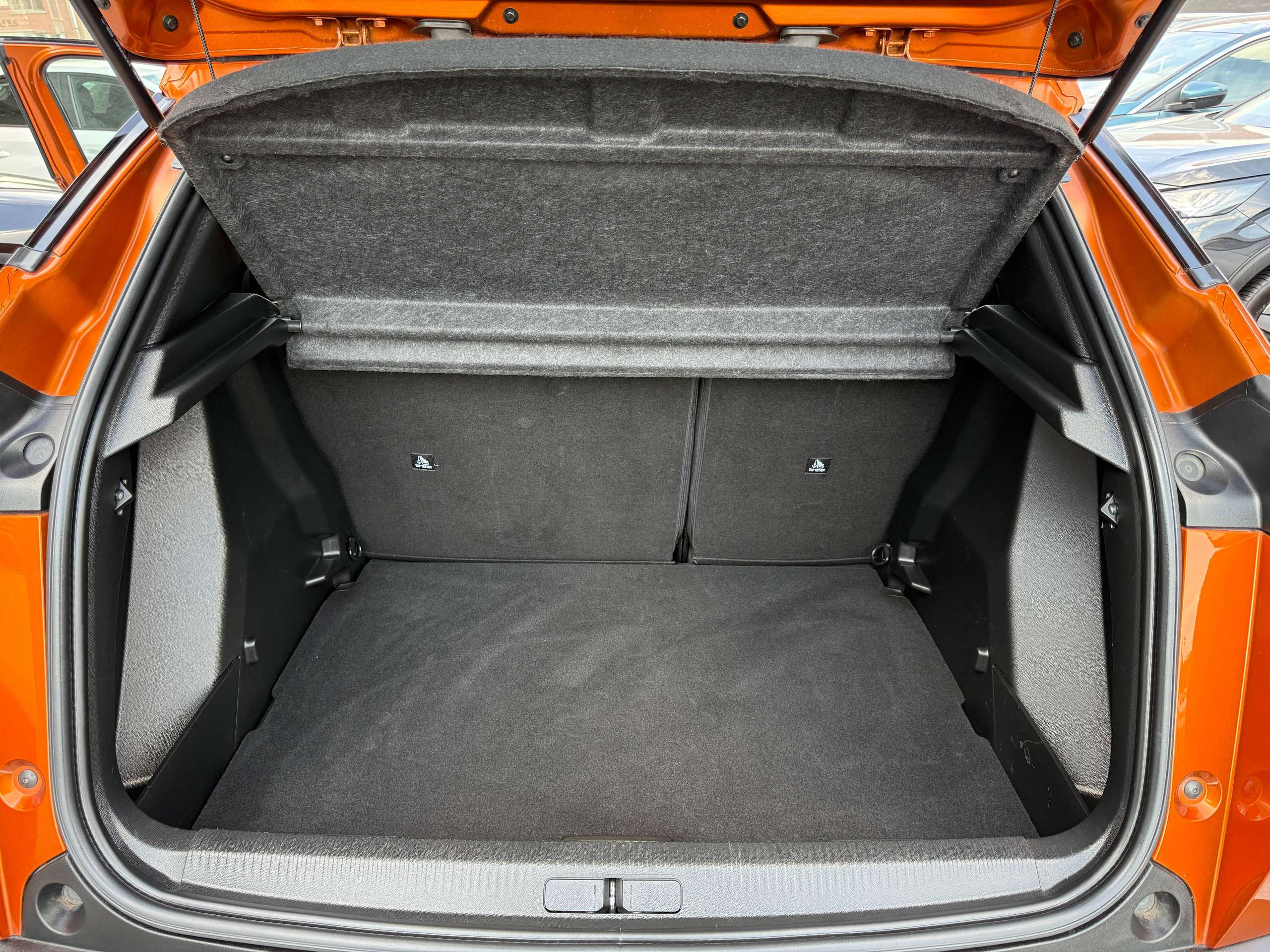 9a90609b-f2e7-47cb-abcc-dad566ed800c14-peugeot-2008-1-2i-allure-navigatie-leder-camera-carplay-full-led-lane-assist.jpg