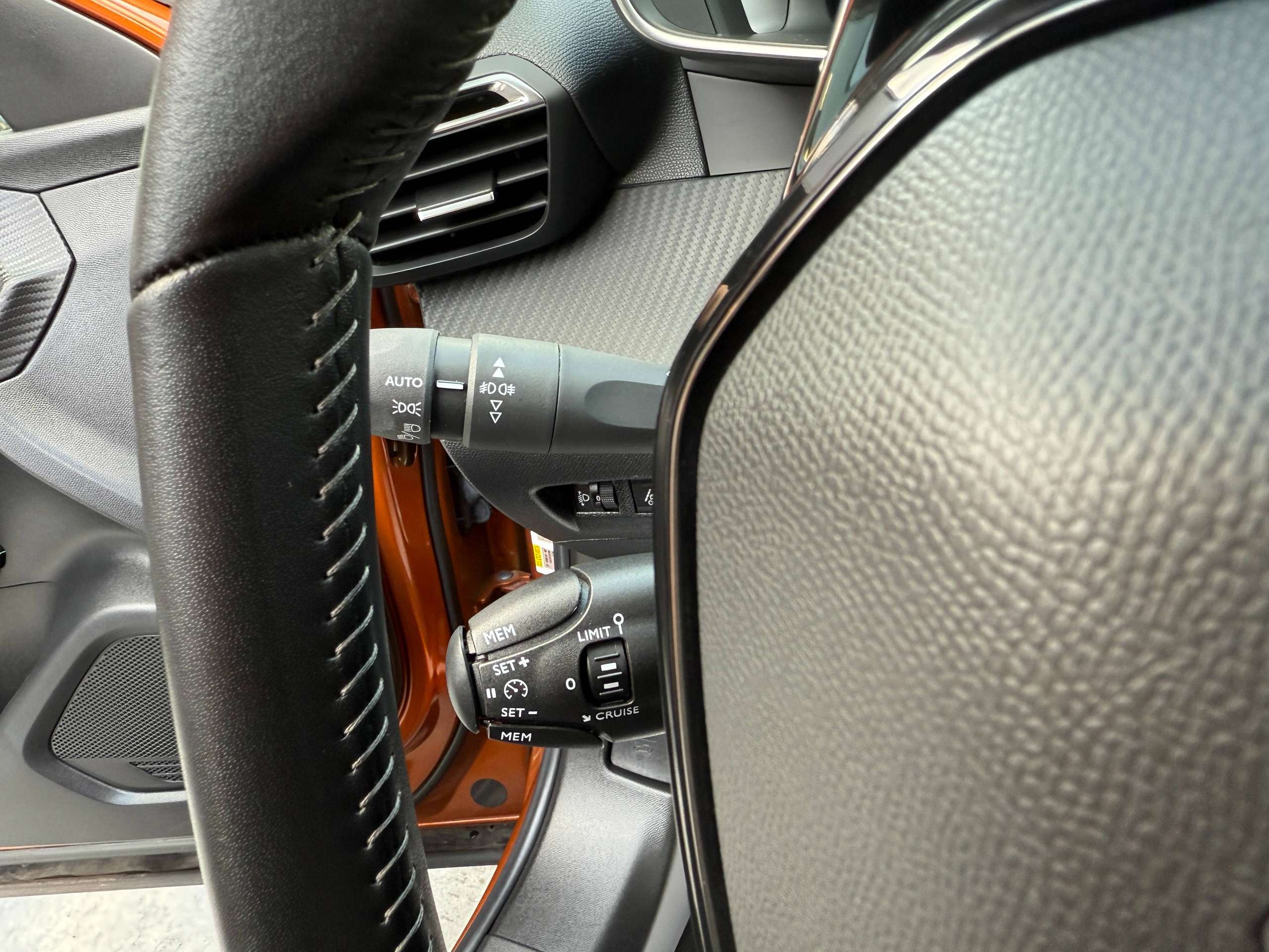 9a90609b-f2e7-47cb-abcc-dad566ed800c15-peugeot-2008-1-2i-allure-navigatie-leder-camera-carplay-full-led-lane-assist.jpg
