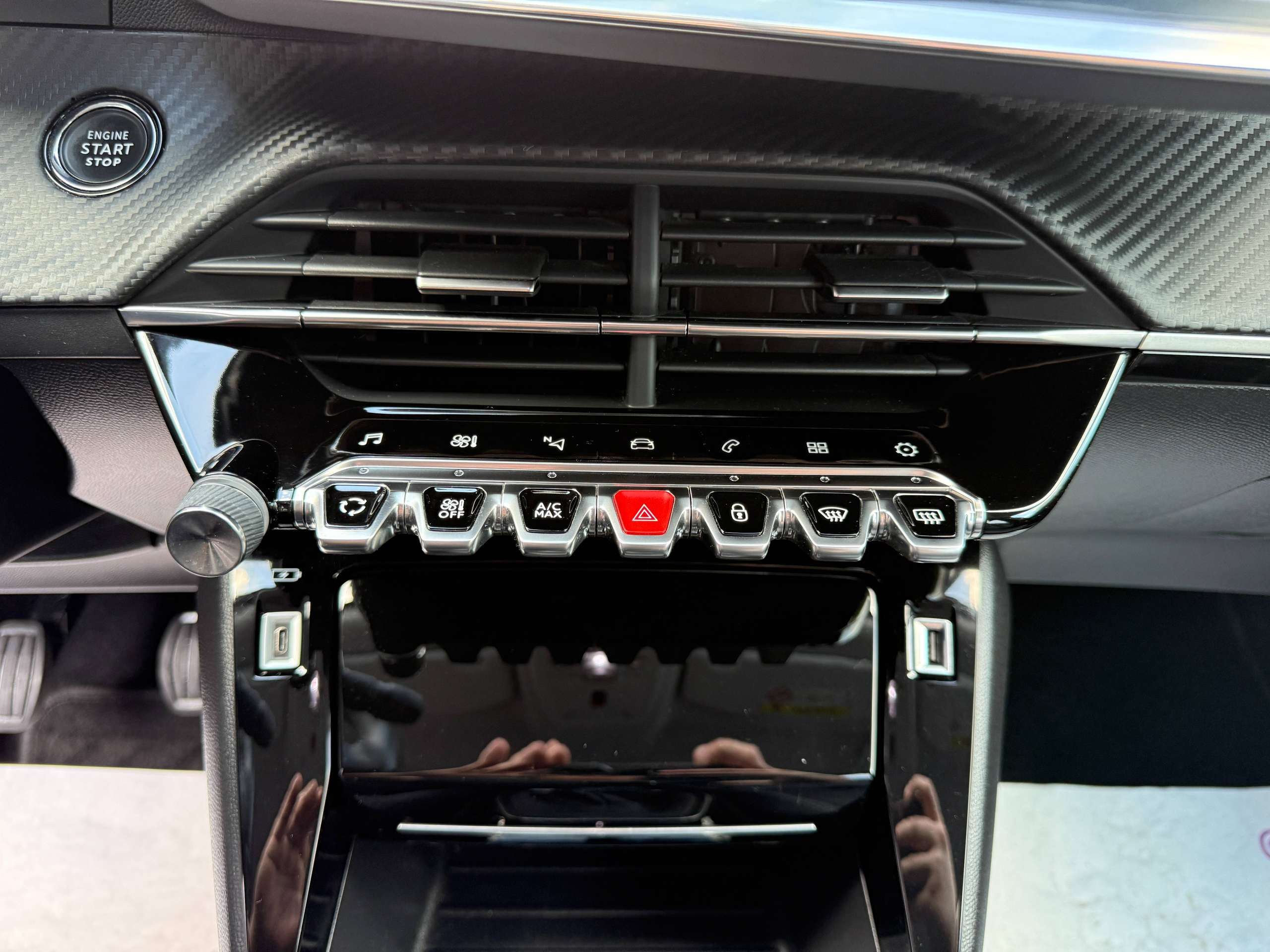 9a90609b-f2e7-47cb-abcc-dad566ed800c18-peugeot-2008-1-2i-allure-navigatie-leder-camera-carplay-full-led-lane-assist.jpg