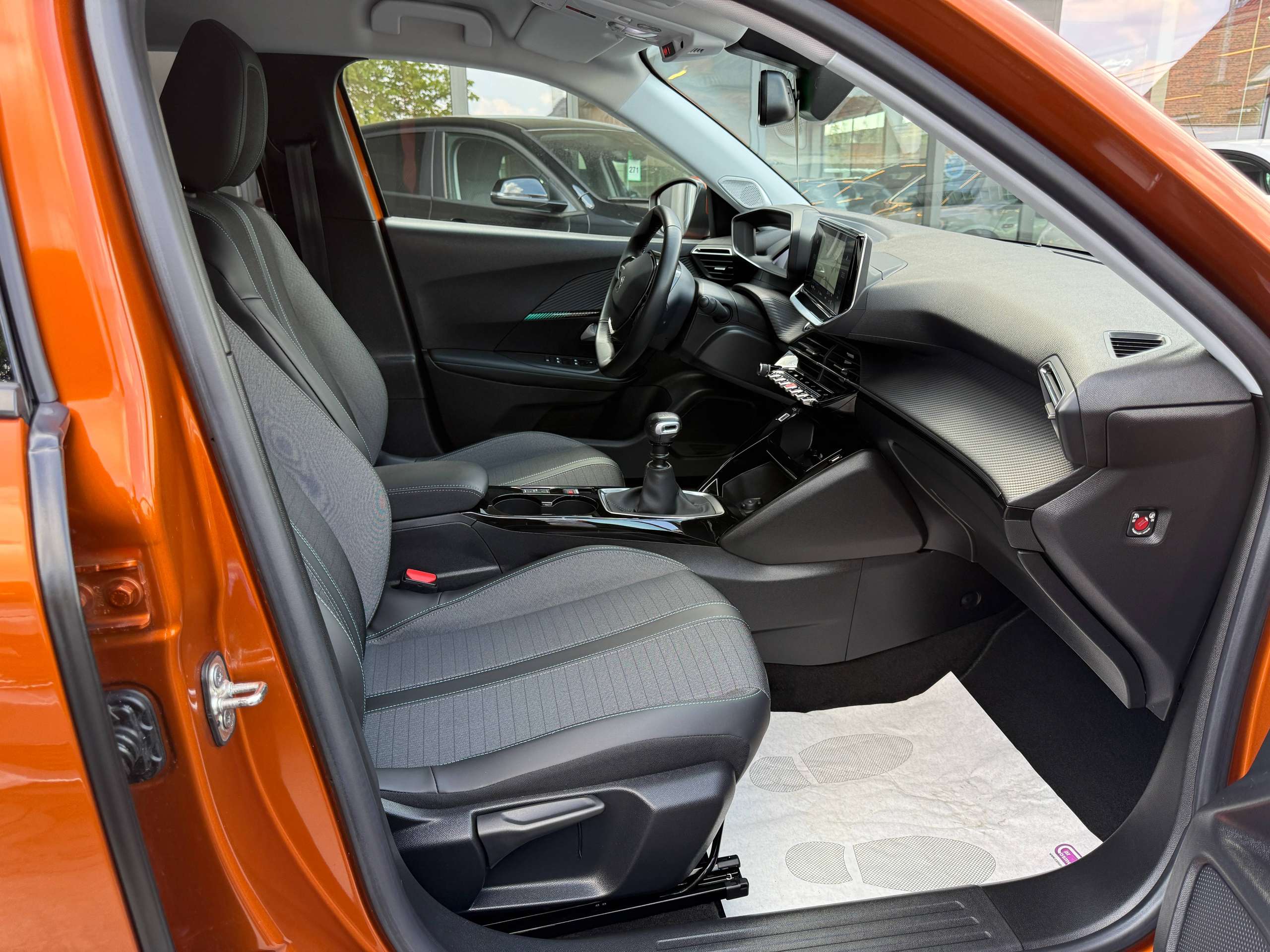 9a90609b-f2e7-47cb-abcc-dad566ed800c24-peugeot-2008-1-2i-allure-navigatie-leder-camera-carplay-full-led-lane-assist.jpg