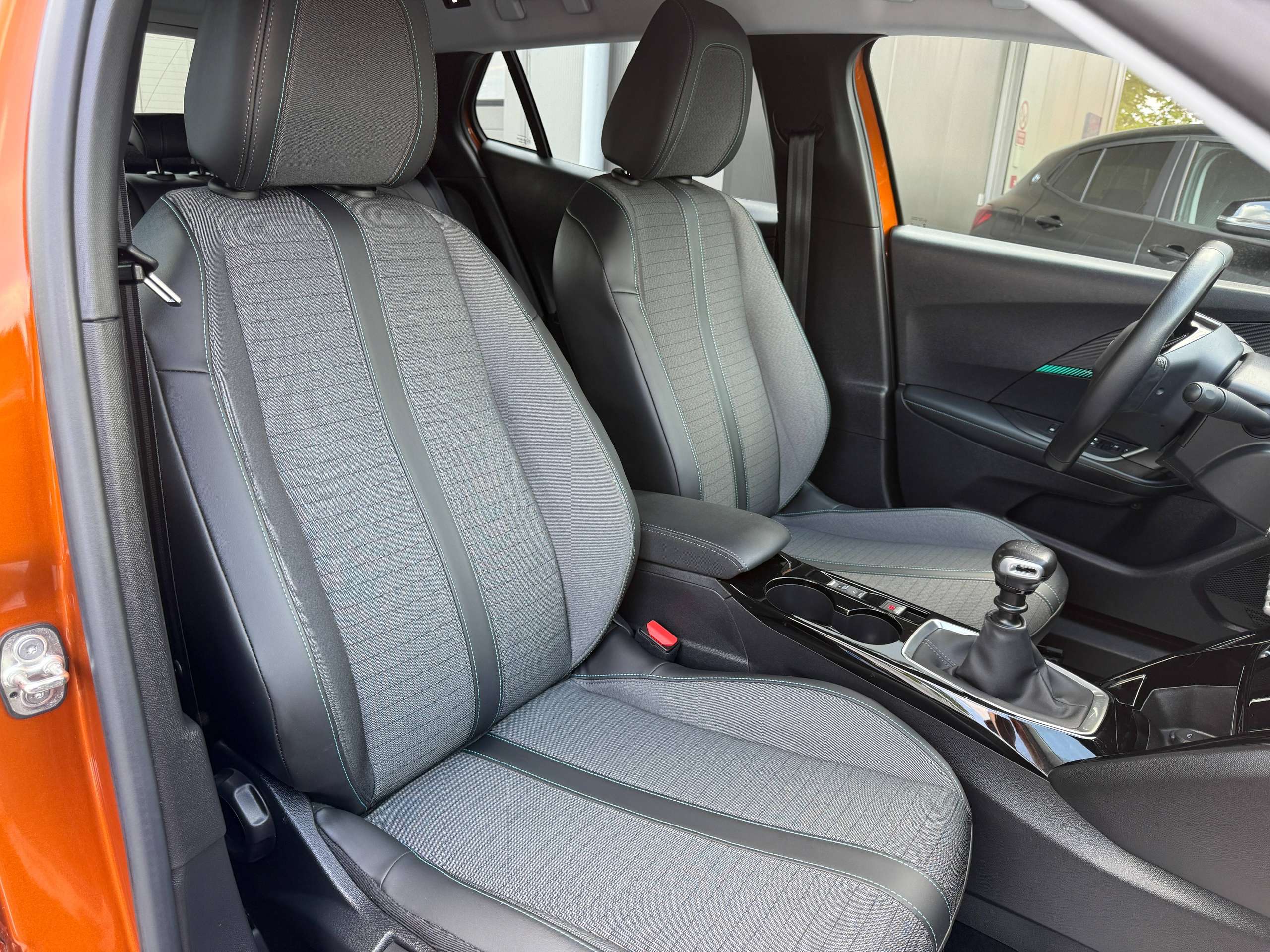 9a90609b-f2e7-47cb-abcc-dad566ed800c26-peugeot-2008-1-2i-allure-navigatie-leder-camera-carplay-full-led-lane-assist.jpg