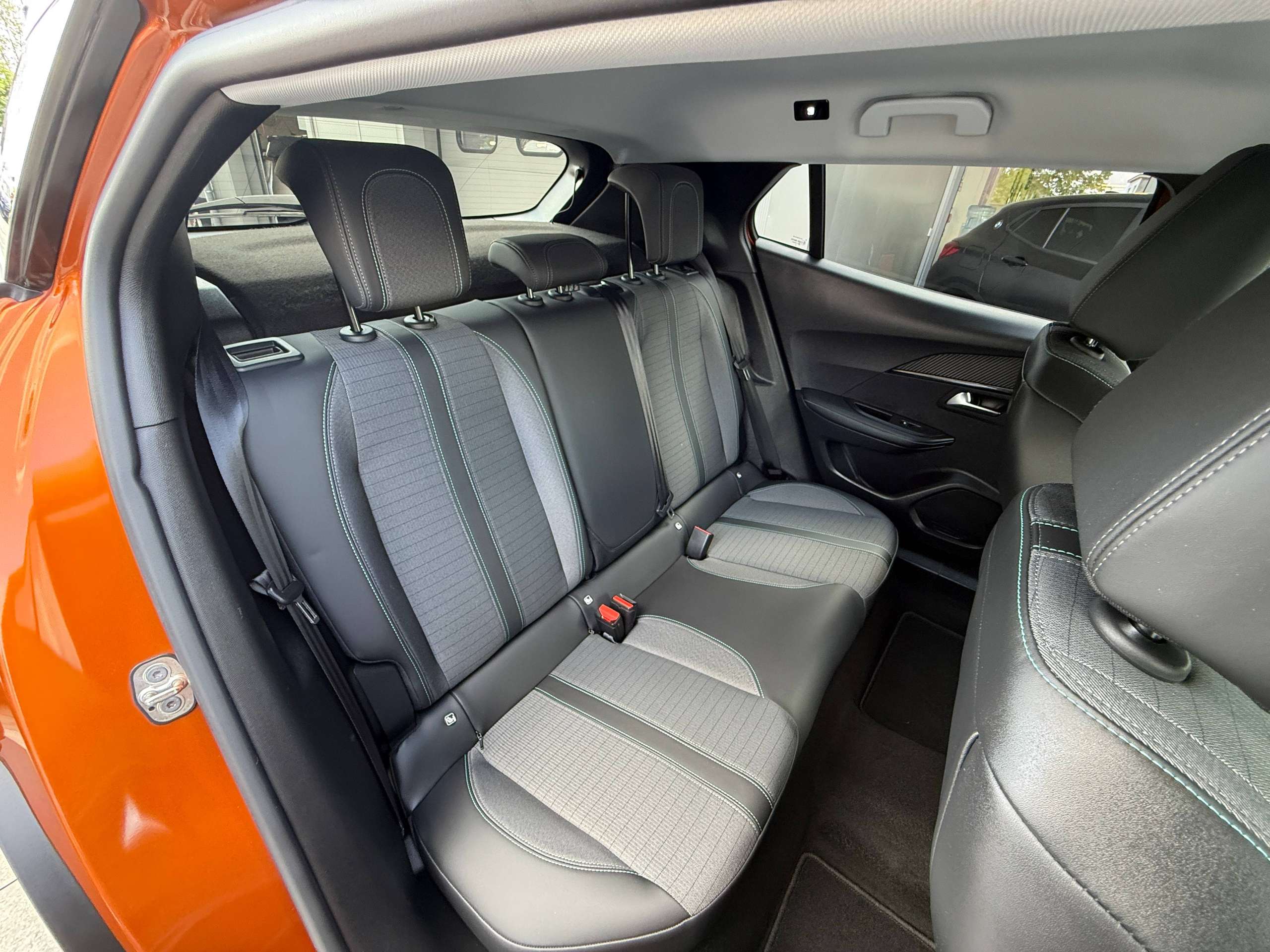 9a90609b-f2e7-47cb-abcc-dad566ed800c27-peugeot-2008-1-2i-allure-navigatie-leder-camera-carplay-full-led-lane-assist.jpg