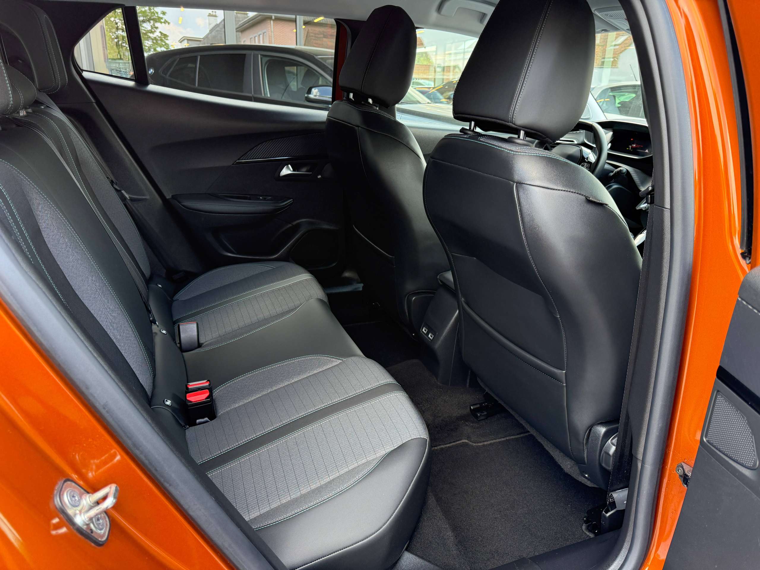 9a90609b-f2e7-47cb-abcc-dad566ed800c28-peugeot-2008-1-2i-allure-navigatie-leder-camera-carplay-full-led-lane-assist.jpg