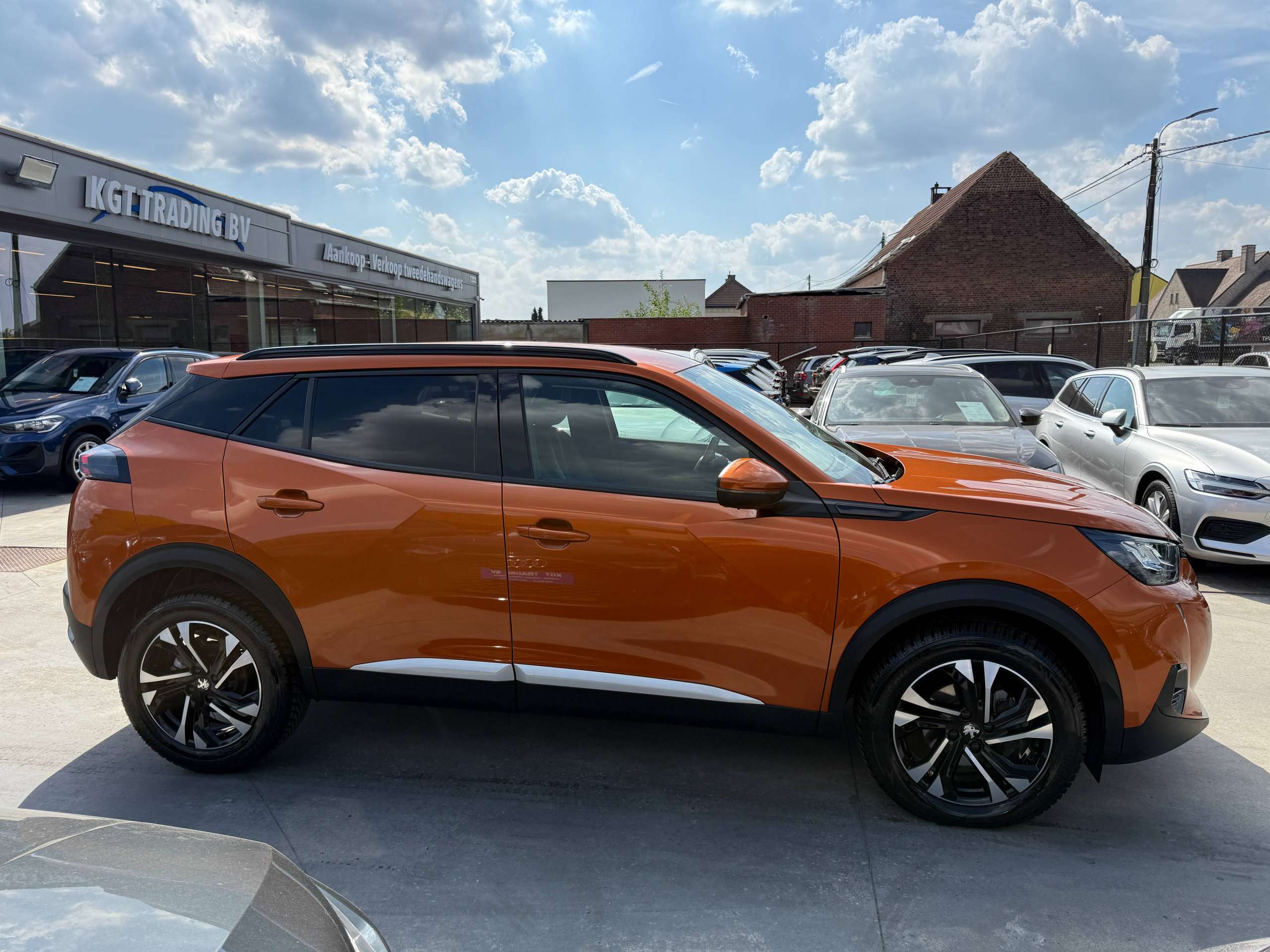 9a90609b-f2e7-47cb-abcc-dad566ed800c4-peugeot-2008-1-2i-allure-navigatie-leder-camera-carplay-full-led-lane-assist.jpg